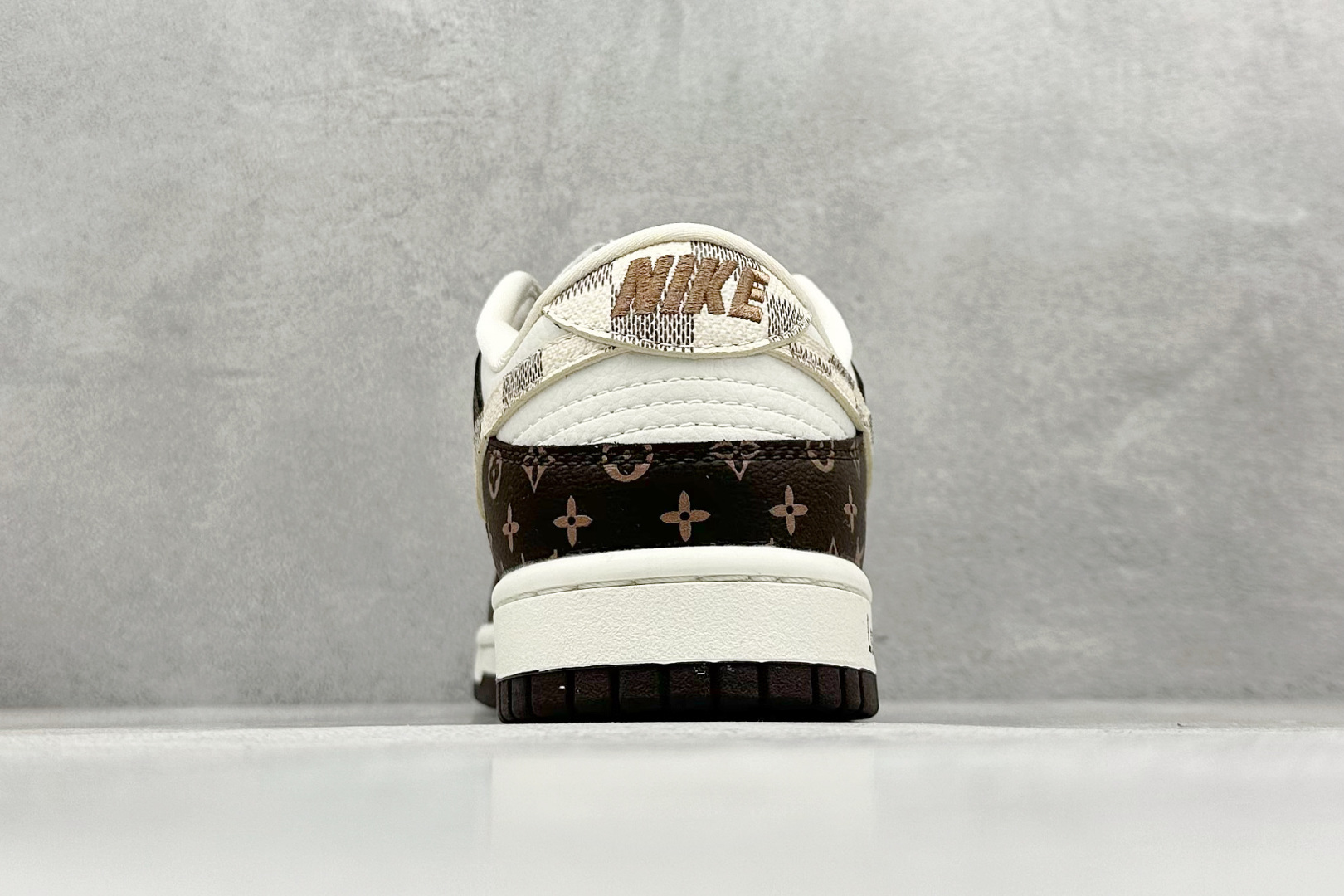 图片[6]-Nk SB Dunk Low LV联名-棋盘格棕白勾 周年高端定制 低帮休闲板鞋  #定制鞋盒 大厂纯原品质出货 超高清洁度 皮料切割干净无任何毛边 细节完美 货号： SJ2068-253  尺码：36 36.5 37.5 38 38.5 39 40 40.5 41 42 42.5 43 44 44.5 45-选品中心