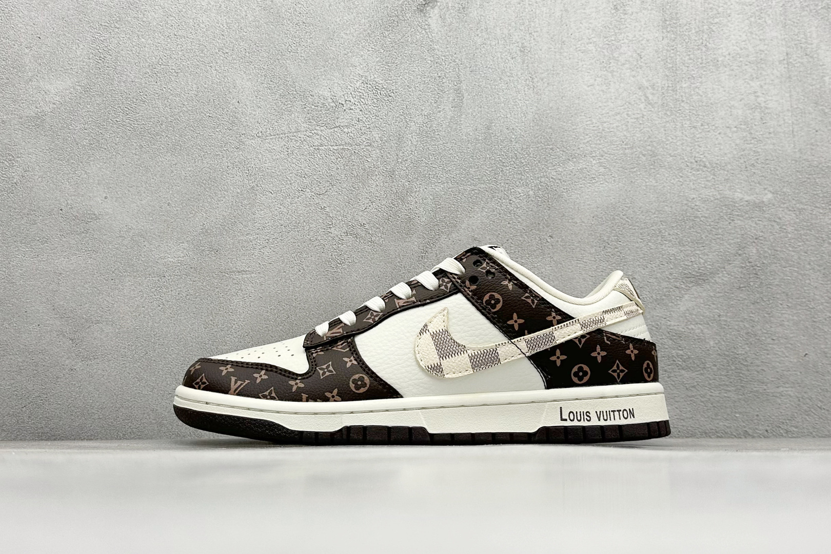 Nk SB Dunk Low LV联名-棋盘格棕白勾 周年高端定制 低帮休闲板鞋  #定制鞋盒 大厂纯原品质出货 超高清洁度 皮料切割干净无任何毛边 细节完美 货号： SJ2068-253  尺码：36 36.5 37.5 38 38.5 39 40 40.5 41 42 42.5 43 44 44.5 45-选品中心