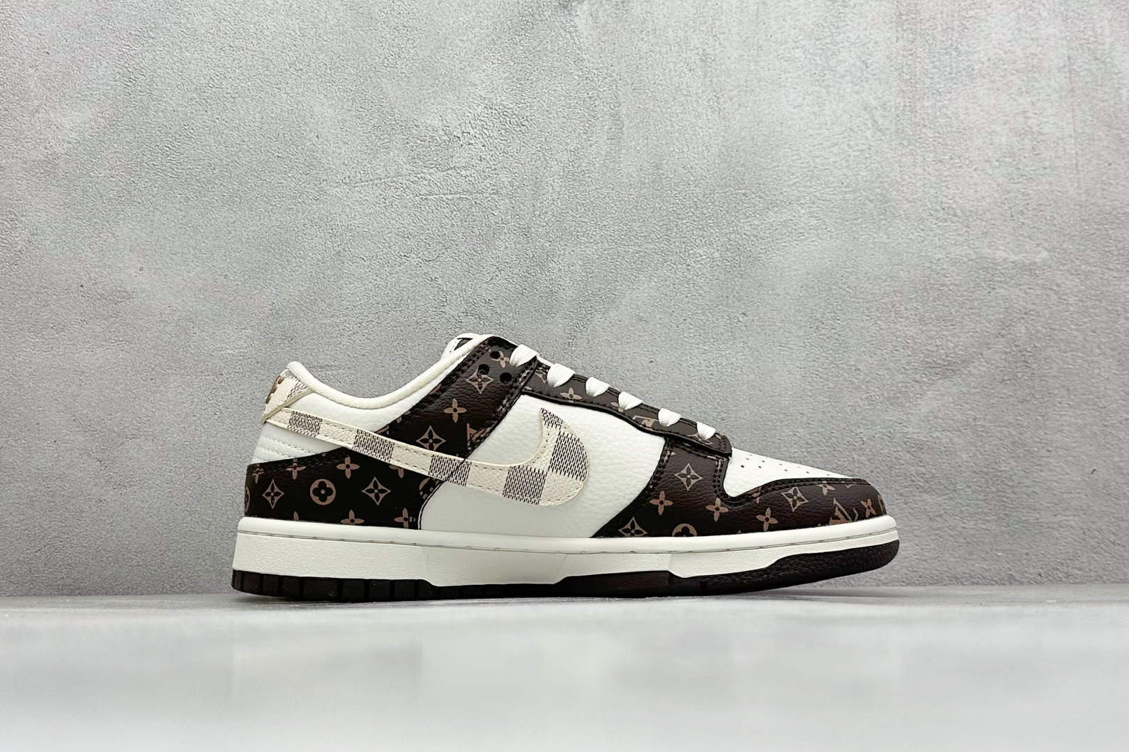 图片[2]-Nk SB Dunk Low LV联名-棋盘格棕白勾 周年高端定制 低帮休闲板鞋  #定制鞋盒 大厂纯原品质出货 超高清洁度 皮料切割干净无任何毛边 细节完美 货号： SJ2068-253  尺码：36 36.5 37.5 38 38.5 39 40 40.5 41 42 42.5 43 44 44.5 45-选品中心