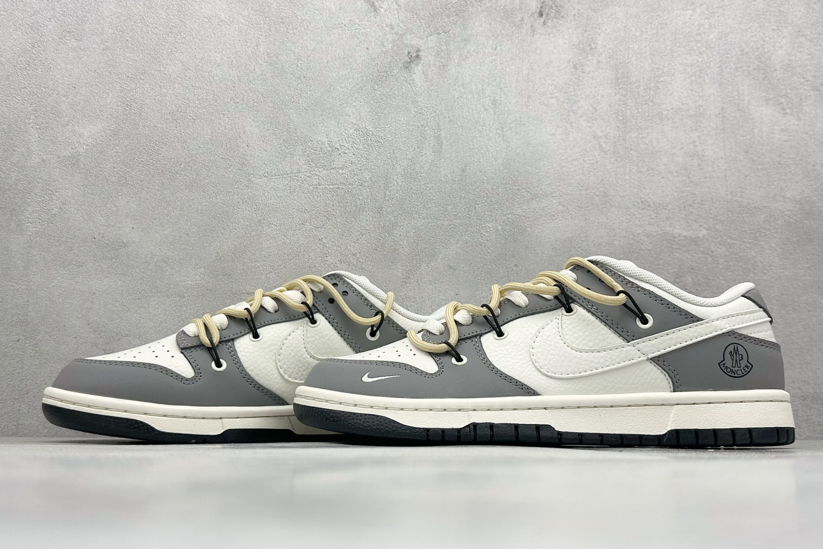 图片[5]-Nike SB Dunk Low x MONCLER 灰白小勾绑带 纯原大厂出品 极力推荐 原装头层材料 独家版型蒸餾加工 帶來的是更好的视觉和脚感体验 大厂纯原品质出货 清洁度 电绣工艺 皮料切割干净无任何毛边 细节完美 货号：FX1588 404 尺码：36 36.5 37.5 38 38.5 39 40 40.5 41 42 42.5 43 44 44.5 45-选品中心