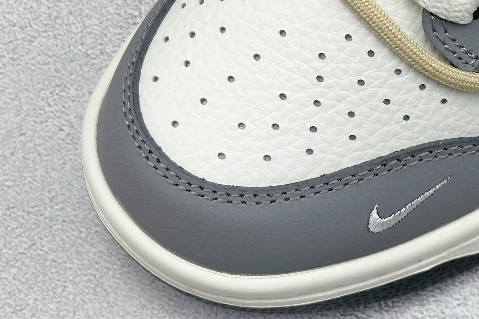 图片[7]-Nike SB Dunk Low x MONCLER 灰白小勾绑带 纯原大厂出品 极力推荐 原装头层材料 独家版型蒸餾加工 帶來的是更好的视觉和脚感体验 大厂纯原品质出货 清洁度 电绣工艺 皮料切割干净无任何毛边 细节完美 货号：FX1588 404 尺码：36 36.5 37.5 38 38.5 39 40 40.5 41 42 42.5 43 44 44.5 45-选品中心