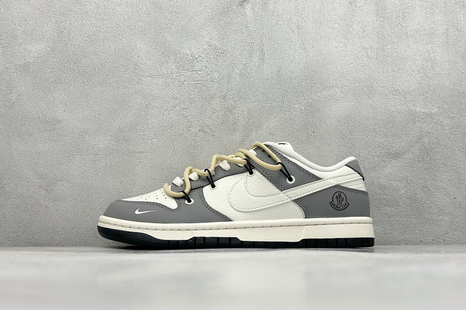 Nike SB Dunk Low x MONCLER 灰白小勾绑带 纯原大厂出品 极力推荐 原装头层材料 独家版型蒸餾加工 帶來的是更好的视觉和脚感体验 大厂纯原品质出货 清洁度 电绣工艺 皮料切割干净无任何毛边 细节完美 货号：FX1588 404 尺码：36 36.5 37.5 38 38.5 39 40 40.5 41 42 42.5 43 44 44.5 45-选品中心
