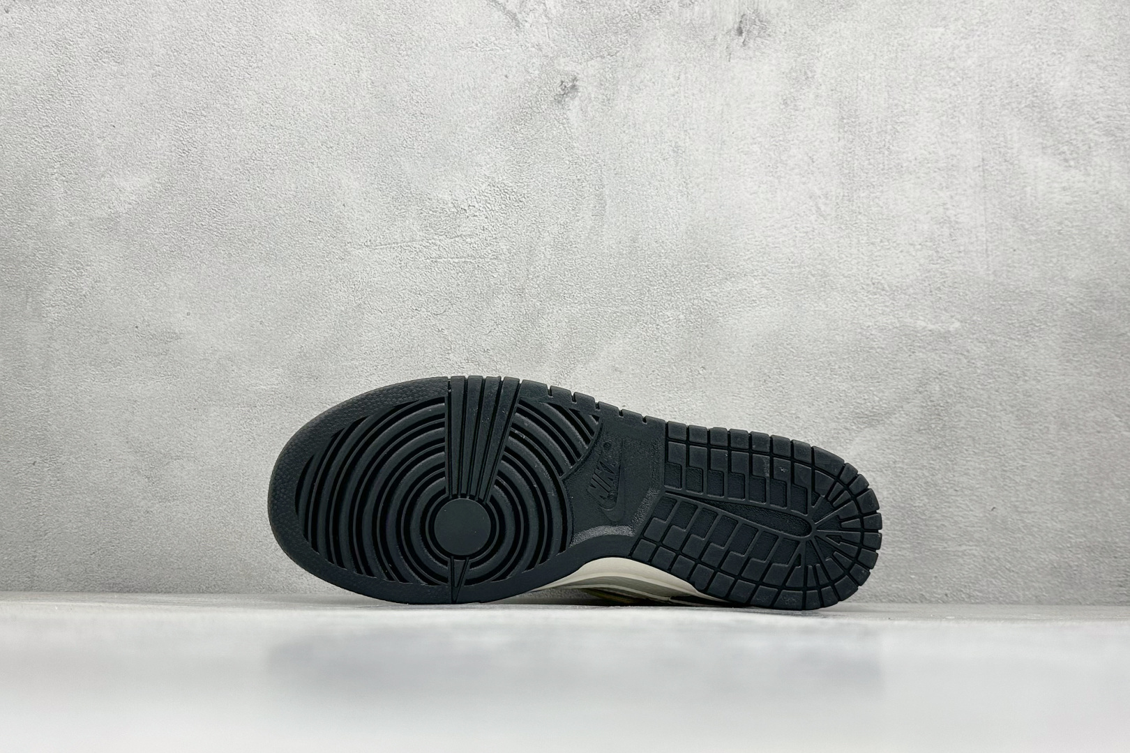 图片[4]-Nike SB Dunk Low x MONCLER 灰白小勾绑带 纯原大厂出品 极力推荐 原装头层材料 独家版型蒸餾加工 帶來的是更好的视觉和脚感体验 大厂纯原品质出货 清洁度 电绣工艺 皮料切割干净无任何毛边 细节完美 货号：FX1588 404 尺码：36 36.5 37.5 38 38.5 39 40 40.5 41 42 42.5 43 44 44.5 45-选品中心