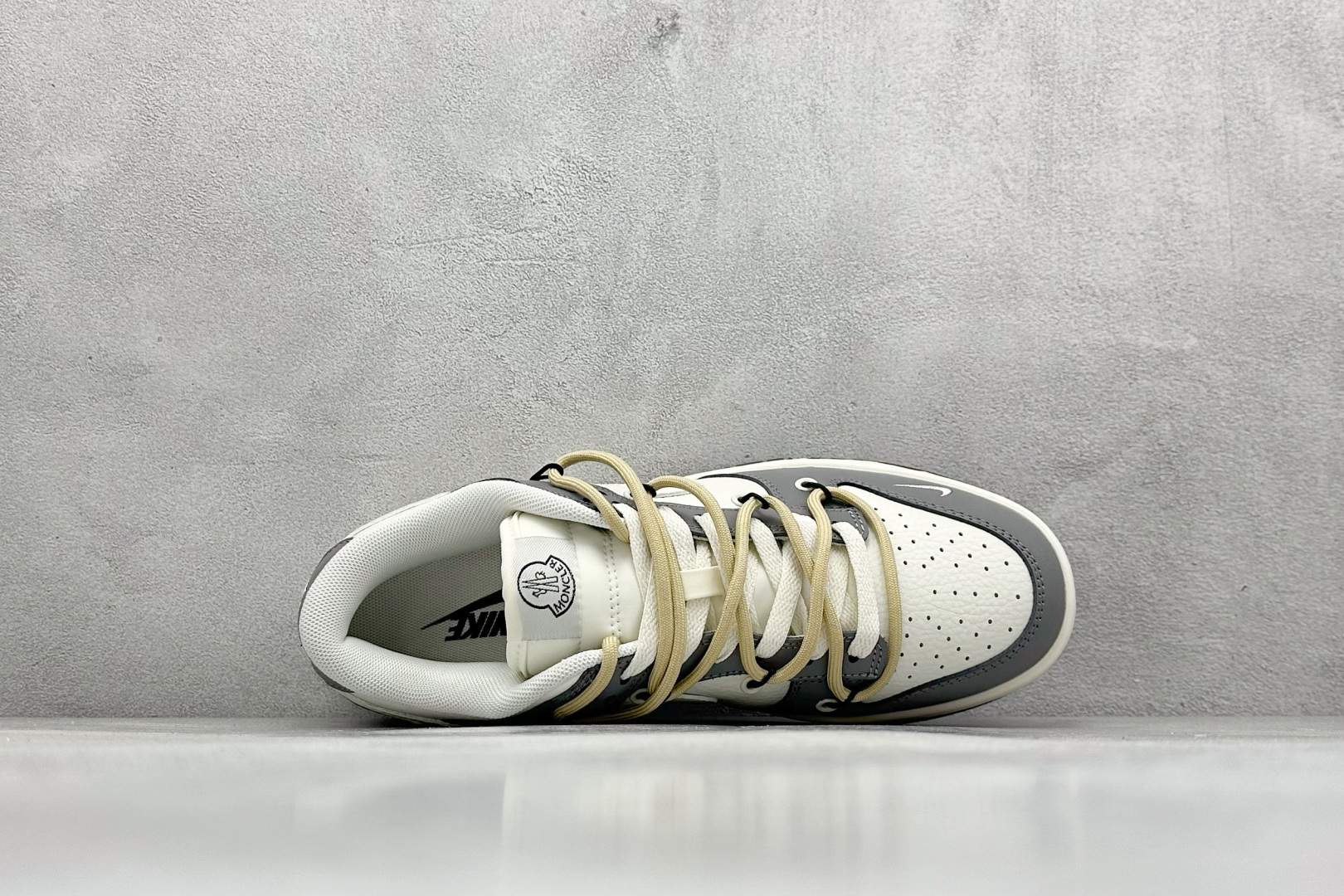 图片[3]-Nike SB Dunk Low x MONCLER 灰白小勾绑带 纯原大厂出品 极力推荐 原装头层材料 独家版型蒸餾加工 帶來的是更好的视觉和脚感体验 大厂纯原品质出货 清洁度 电绣工艺 皮料切割干净无任何毛边 细节完美 货号：FX1588 404 尺码：36 36.5 37.5 38 38.5 39 40 40.5 41 42 42.5 43 44 44.5 45-选品中心