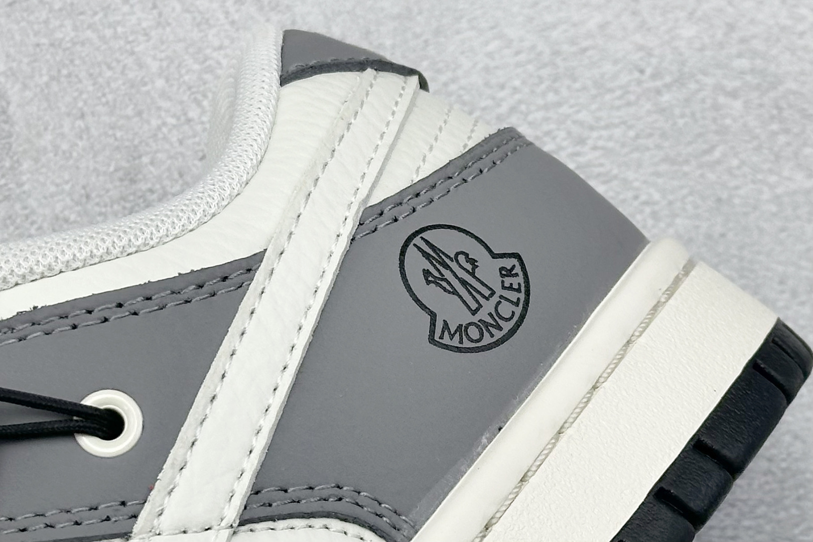 图片[9]-Nike SB Dunk Low x MONCLER 灰白小勾绑带 纯原大厂出品 极力推荐 原装头层材料 独家版型蒸餾加工 帶來的是更好的视觉和脚感体验 大厂纯原品质出货 清洁度 电绣工艺 皮料切割干净无任何毛边 细节完美 货号：FX1588 404 尺码：36 36.5 37.5 38 38.5 39 40 40.5 41 42 42.5 43 44 44.5 45-选品中心