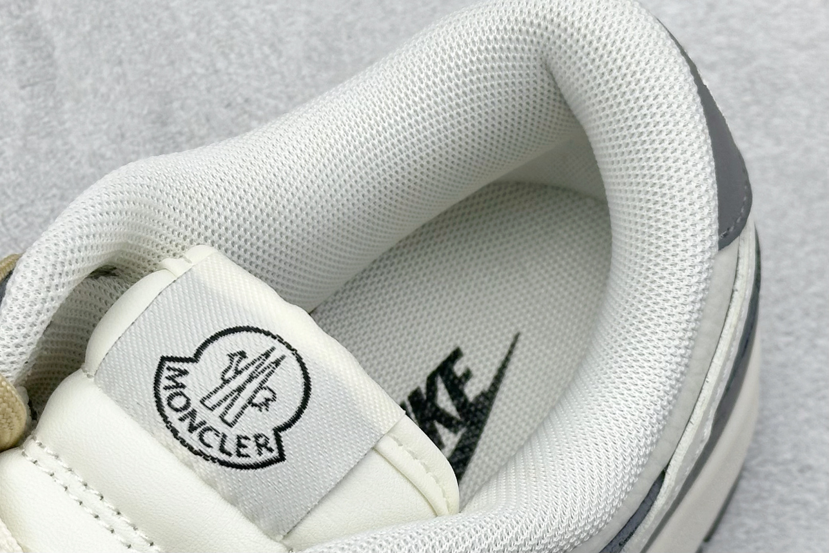 图片[8]-Nike SB Dunk Low x MONCLER 灰白小勾绑带 纯原大厂出品 极力推荐 原装头层材料 独家版型蒸餾加工 帶來的是更好的视觉和脚感体验 大厂纯原品质出货 清洁度 电绣工艺 皮料切割干净无任何毛边 细节完美 货号：FX1588 404 尺码：36 36.5 37.5 38 38.5 39 40 40.5 41 42 42.5 43 44 44.5 45-选品中心