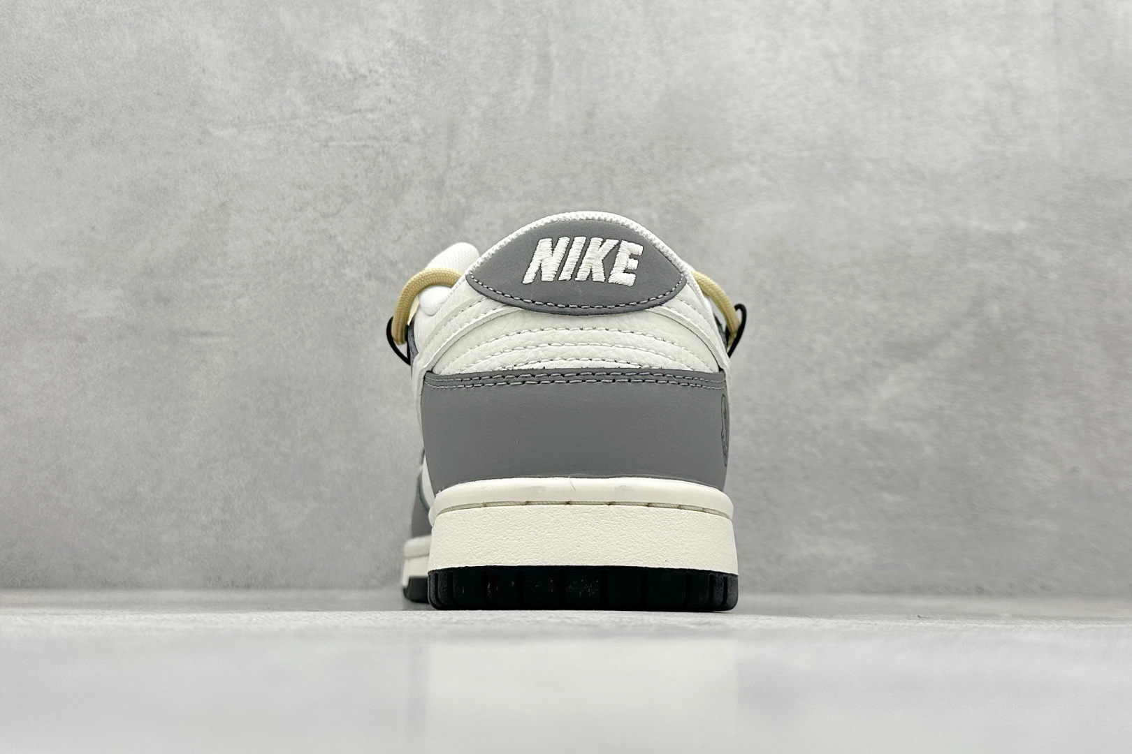 图片[6]-Nike SB Dunk Low x MONCLER 灰白小勾绑带 纯原大厂出品 极力推荐 原装头层材料 独家版型蒸餾加工 帶來的是更好的视觉和脚感体验 大厂纯原品质出货 清洁度 电绣工艺 皮料切割干净无任何毛边 细节完美 货号：FX1588 404 尺码：36 36.5 37.5 38 38.5 39 40 40.5 41 42 42.5 43 44 44.5 45-选品中心