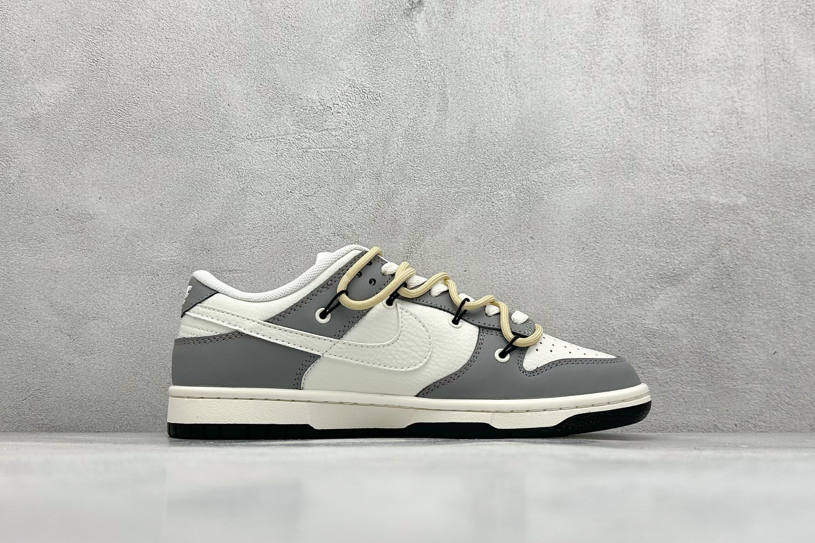 图片[2]-Nike SB Dunk Low x MONCLER 灰白小勾绑带 纯原大厂出品 极力推荐 原装头层材料 独家版型蒸餾加工 帶來的是更好的视觉和脚感体验 大厂纯原品质出货 清洁度 电绣工艺 皮料切割干净无任何毛边 细节完美 货号：FX1588 404 尺码：36 36.5 37.5 38 38.5 39 40 40.5 41 42 42.5 43 44 44.5 45-选品中心