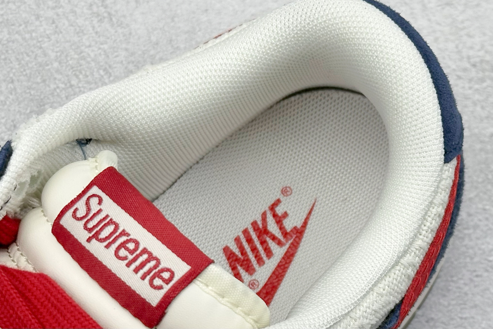 260 Nike SB Dunk Low x Supreme 蓝白红小勾 XD1588-220-Chinese  UA Cheap High Quatity Brand  Clothes Bags handbags Sneakers wholesale wholesaler seller from China Factory suppliers Fashion Clothing  Shoes best Quality Beautiful Price  260 Nike SB Dunk Low x Supreme 蓝白红小勾 XD1588-220