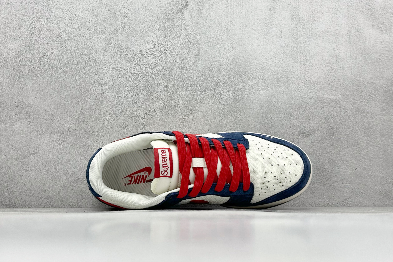 260 Nike SB Dunk Low x Supreme 蓝白红小勾 XD1588-220-Chinese  UA Cheap High Quatity Brand  Clothes Bags handbags Sneakers wholesale wholesaler seller from China Factory suppliers Fashion Clothing  Shoes best Quality Beautiful Price  260 Nike SB Dunk Low x Supreme 蓝白红小勾 XD1588-220