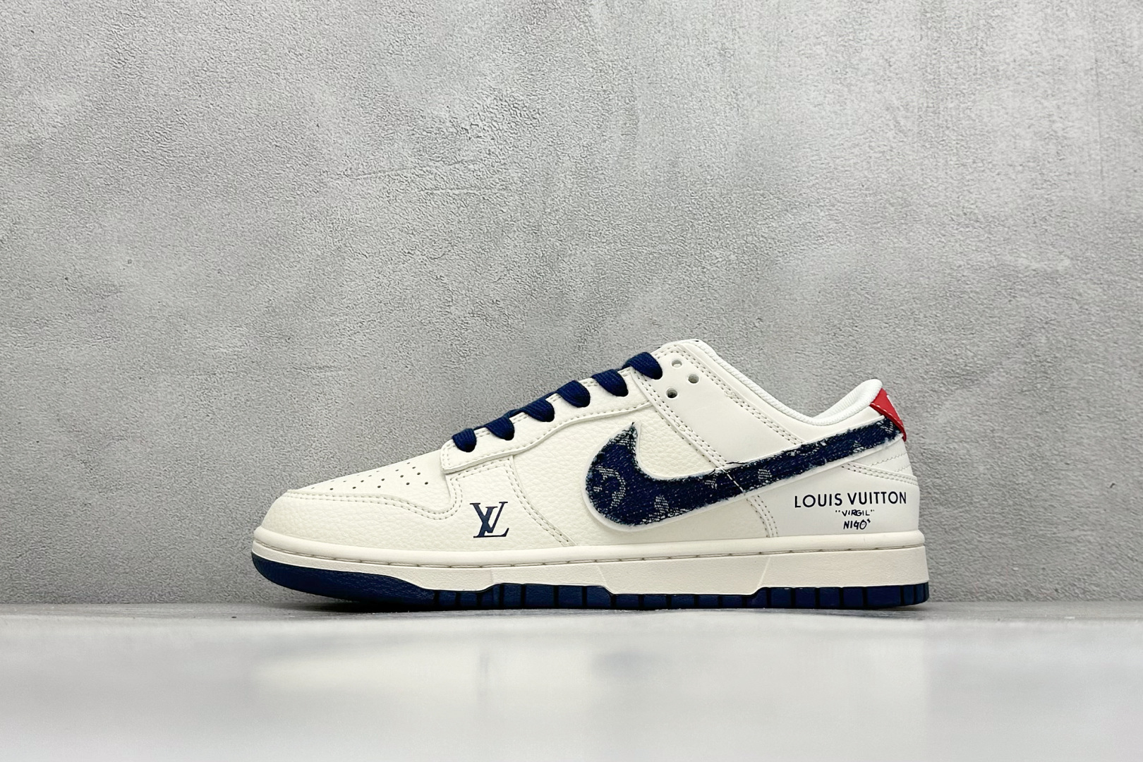 Nike SB Dunk Low x Louis Vuitton 白蓝 纯原大厂出品 极力推荐 原装头层材料 独家版型蒸餾加工 帶來的是更好的视觉和脚感体验 大厂纯原品质出货 清洁度 电绣工艺 皮料切割干净无任何毛边 细节完美 货号：JP1628 037 尺码：36 36.5 37.5 38 38.5 39 40 40.5 41 42 42.5 43 44 44.5 45-选品中心