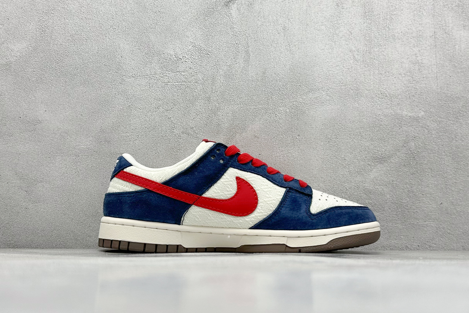 260 Nike SB Dunk Low x Supreme 蓝白红小勾 XD1588-220-Chinese  UA Cheap High Quatity Brand  Clothes Bags handbags Sneakers wholesale wholesaler seller from China Factory suppliers Fashion Clothing  Shoes best Quality Beautiful Price  260 Nike SB Dunk Low x Supreme 蓝白红小勾 XD1588-220