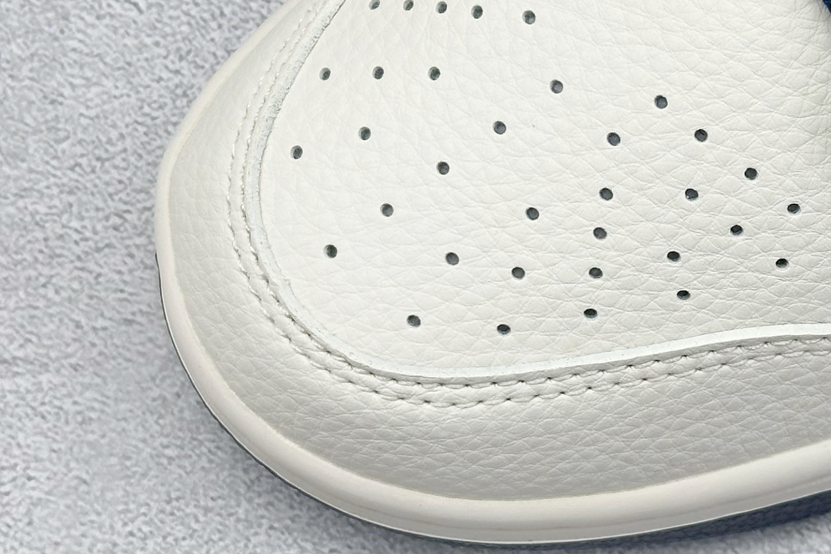 图片[7]-Nike SB Dunk Low x Louis Vuitton 白蓝 纯原大厂出品 极力推荐 原装头层材料 独家版型蒸餾加工 帶來的是更好的视觉和脚感体验 大厂纯原品质出货 清洁度 电绣工艺 皮料切割干净无任何毛边 细节完美 货号：JP1628 037 尺码：36 36.5 37.5 38 38.5 39 40 40.5 41 42 42.5 43 44 44.5 45-选品中心