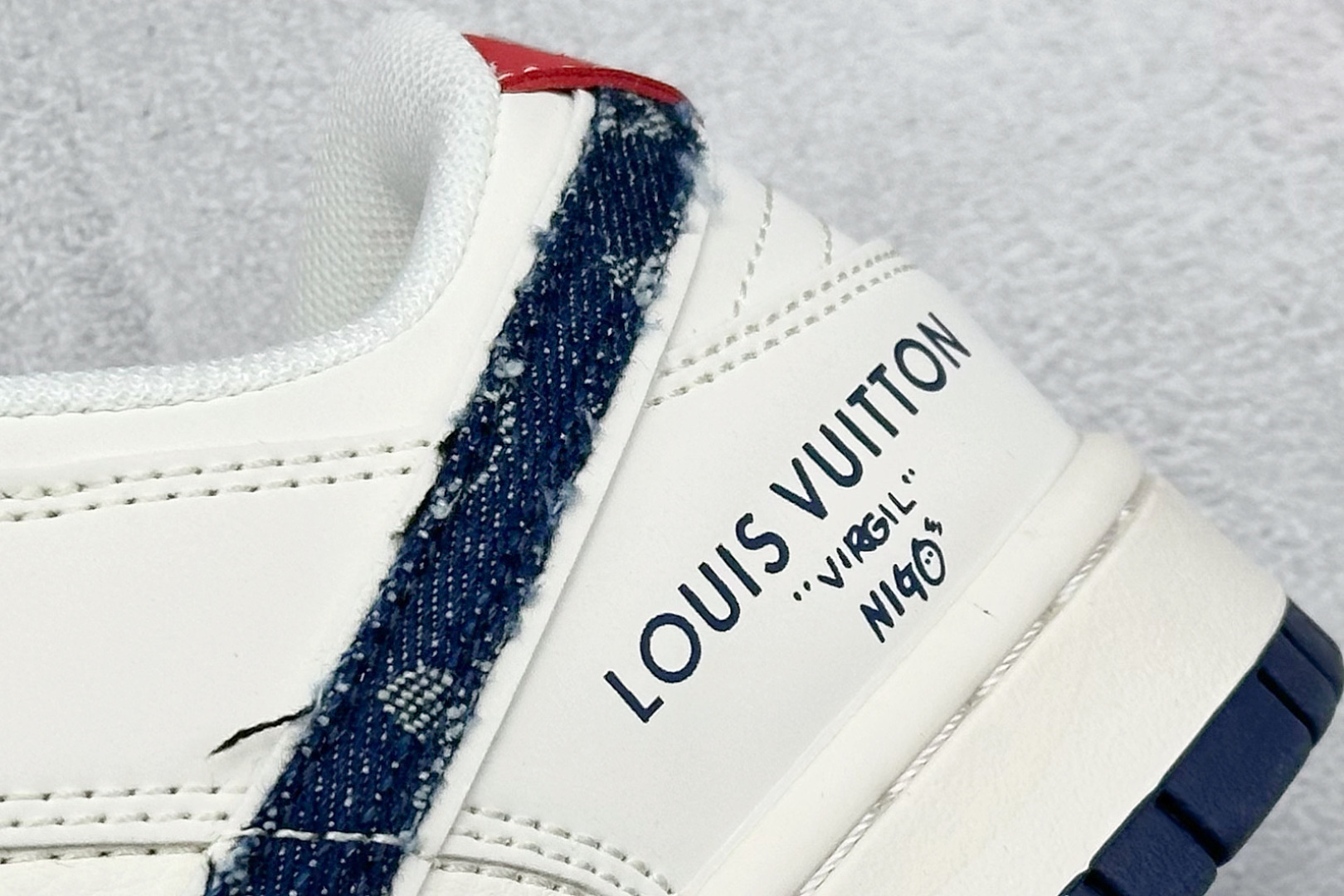 图片[9]-Nike SB Dunk Low x Louis Vuitton 白蓝 纯原大厂出品 极力推荐 原装头层材料 独家版型蒸餾加工 帶來的是更好的视觉和脚感体验 大厂纯原品质出货 清洁度 电绣工艺 皮料切割干净无任何毛边 细节完美 货号：JP1628 037 尺码：36 36.5 37.5 38 38.5 39 40 40.5 41 42 42.5 43 44 44.5 45-选品中心