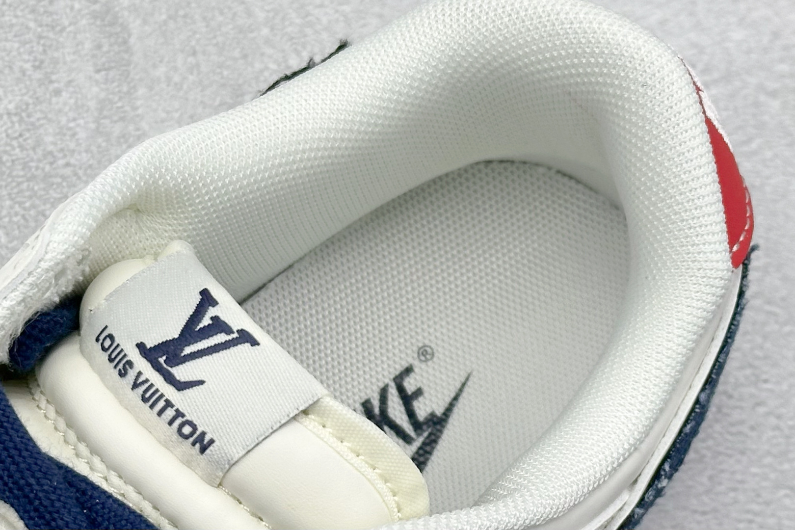 图片[8]-Nike SB Dunk Low x Louis Vuitton 白蓝 纯原大厂出品 极力推荐 原装头层材料 独家版型蒸餾加工 帶來的是更好的视觉和脚感体验 大厂纯原品质出货 清洁度 电绣工艺 皮料切割干净无任何毛边 细节完美 货号：JP1628 037 尺码：36 36.5 37.5 38 38.5 39 40 40.5 41 42 42.5 43 44 44.5 45-选品中心