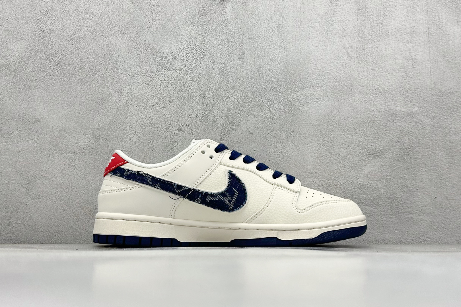 图片[2]-Nike SB Dunk Low x Louis Vuitton 白蓝 纯原大厂出品 极力推荐 原装头层材料 独家版型蒸餾加工 帶來的是更好的视觉和脚感体验 大厂纯原品质出货 清洁度 电绣工艺 皮料切割干净无任何毛边 细节完美 货号：JP1628 037 尺码：36 36.5 37.5 38 38.5 39 40 40.5 41 42 42.5 43 44 44.5 45-选品中心