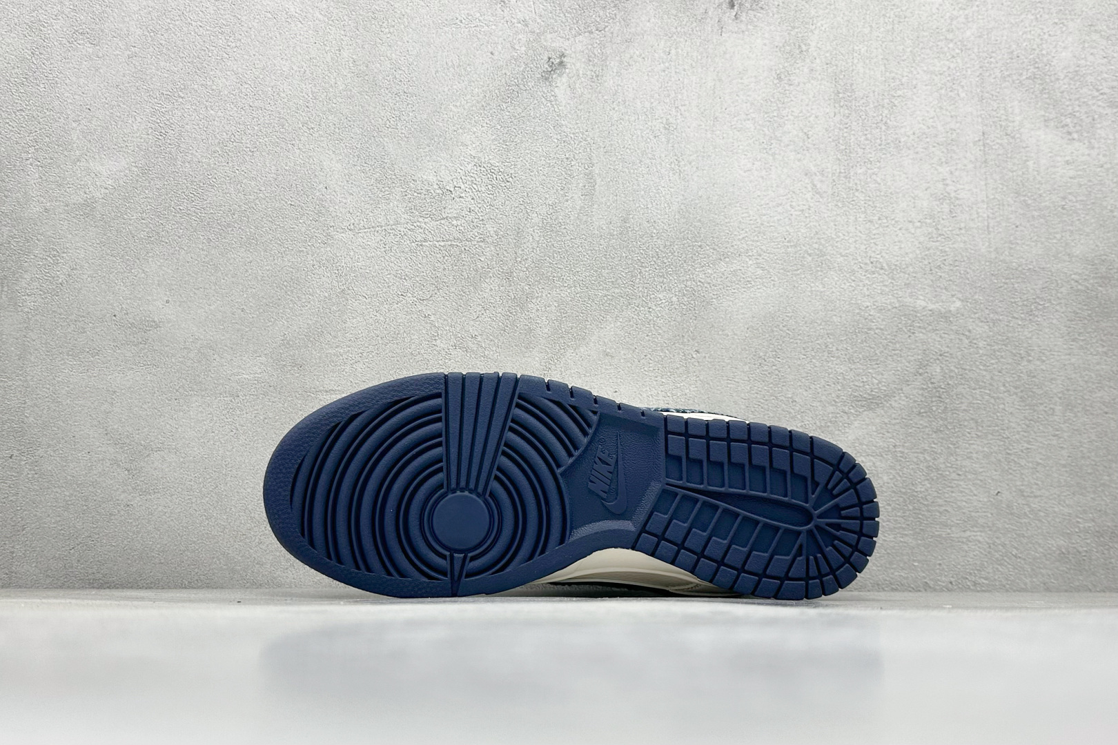 图片[4]-Nike SB Dunk Low x Louis Vuitton 白蓝 纯原大厂出品 极力推荐 原装头层材料 独家版型蒸餾加工 帶來的是更好的视觉和脚感体验 大厂纯原品质出货 清洁度 电绣工艺 皮料切割干净无任何毛边 细节完美 货号：JP1628 037 尺码：36 36.5 37.5 38 38.5 39 40 40.5 41 42 42.5 43 44 44.5 45-选品中心