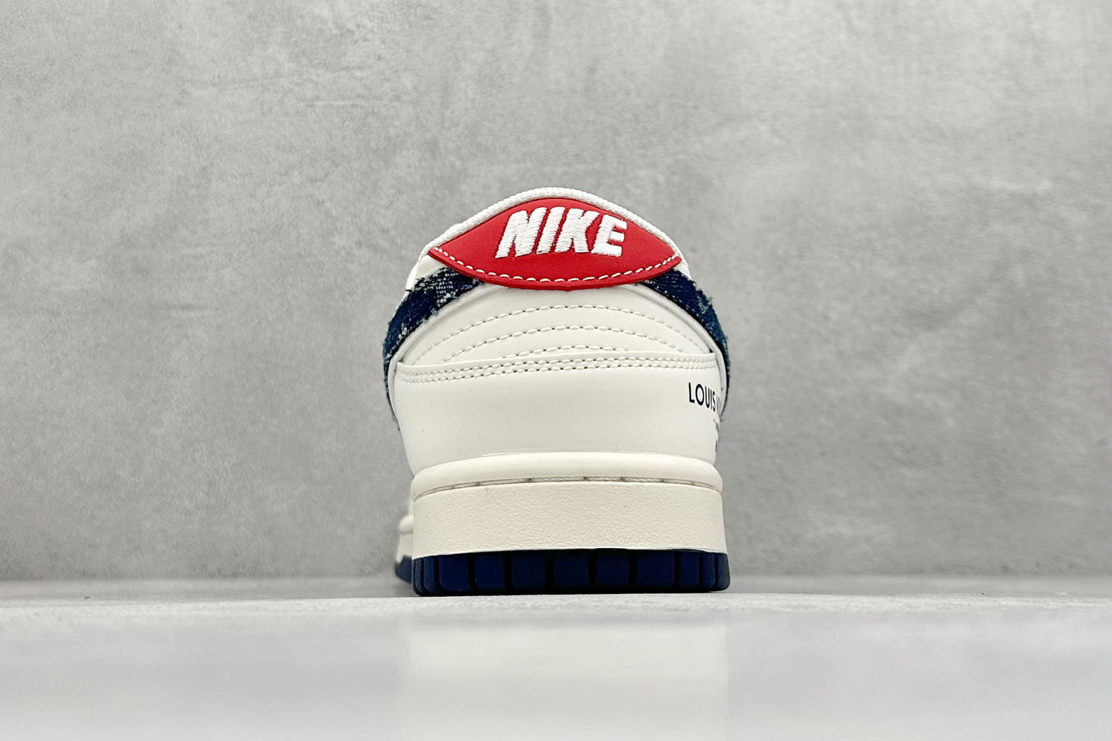 图片[6]-Nike SB Dunk Low x Louis Vuitton 白蓝 纯原大厂出品 极力推荐 原装头层材料 独家版型蒸餾加工 帶來的是更好的视觉和脚感体验 大厂纯原品质出货 清洁度 电绣工艺 皮料切割干净无任何毛边 细节完美 货号：JP1628 037 尺码：36 36.5 37.5 38 38.5 39 40 40.5 41 42 42.5 43 44 44.5 45-选品中心