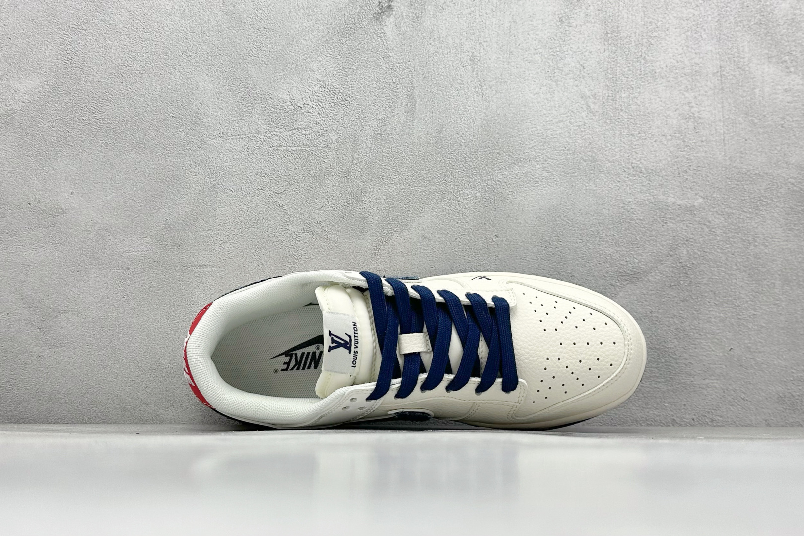 图片[3]-Nike SB Dunk Low x Louis Vuitton 白蓝 纯原大厂出品 极力推荐 原装头层材料 独家版型蒸餾加工 帶來的是更好的视觉和脚感体验 大厂纯原品质出货 清洁度 电绣工艺 皮料切割干净无任何毛边 细节完美 货号：JP1628 037 尺码：36 36.5 37.5 38 38.5 39 40 40.5 41 42 42.5 43 44 44.5 45-选品中心