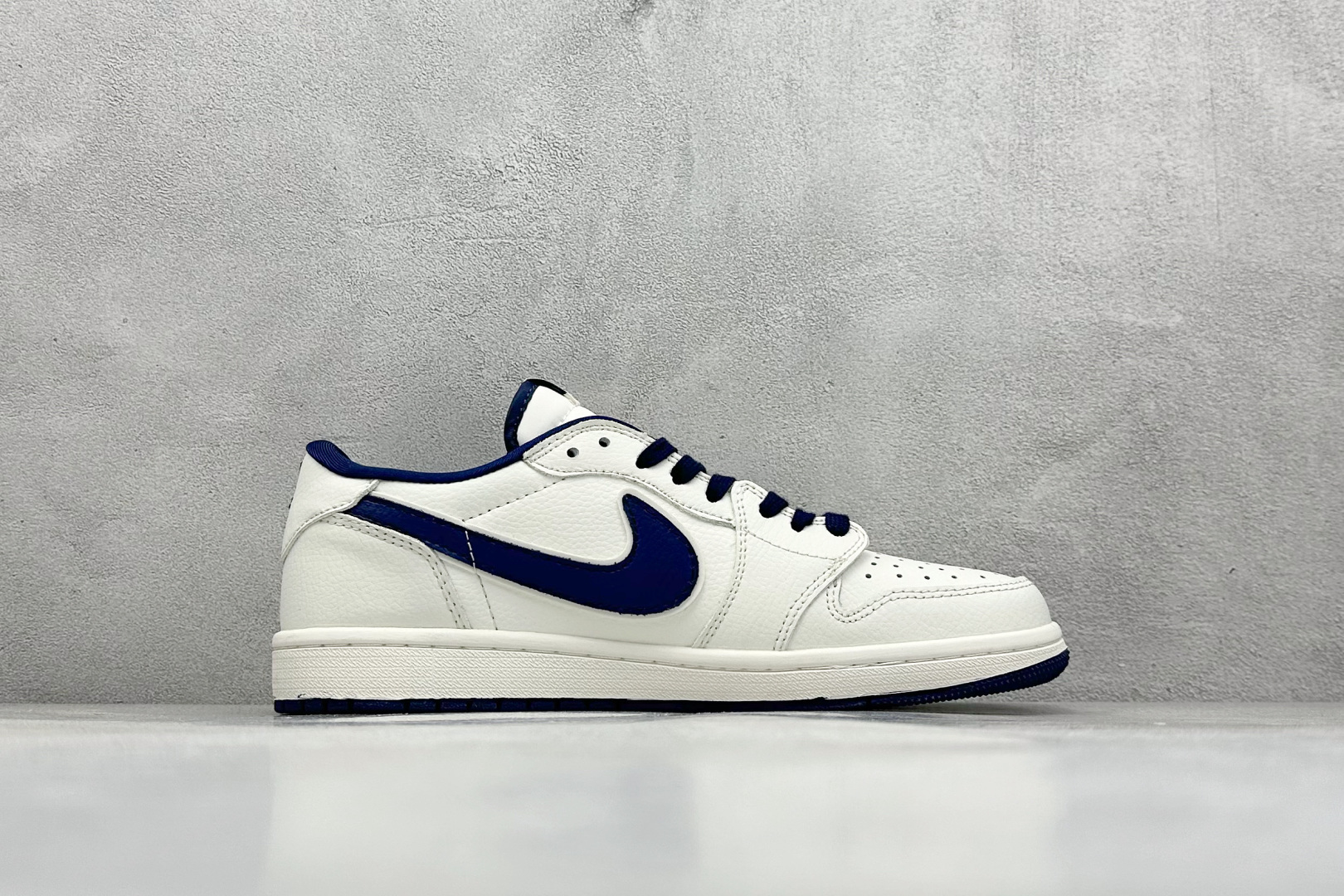 图片[2]-Travis Scott x Nike Air Jordan 1 Low x Superme Air Jordan 1 Low 反转白蓝小勾倒钩 纯原版本 全鞋采用原装头层皮，用料扎实 精雕细琢 鞋型极致还原 飞翼3D打印改良 深度立体 四线中底拉帮皮料选材 钢印 背胶一应俱全 全新批次 原装原模大底全鞋原厂定制皮料，手感细腻正确折边工艺 完美细节诠释 货号：JW1188 130 尺码：36 36.5 37.5 38 38.5 39 40 40.5 41 42 42.5 43 44 44.5 45-选品中心