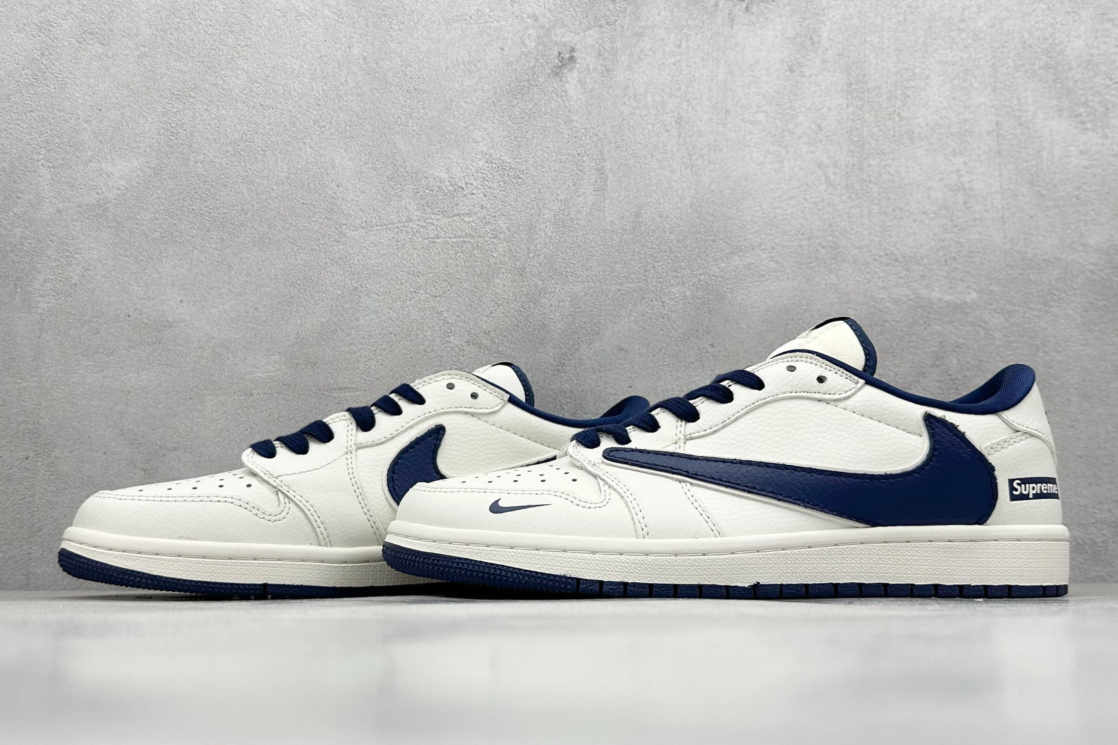 图片[5]-Travis Scott x Nike Air Jordan 1 Low x Superme Air Jordan 1 Low 反转白蓝小勾倒钩 纯原版本 全鞋采用原装头层皮，用料扎实 精雕细琢 鞋型极致还原 飞翼3D打印改良 深度立体 四线中底拉帮皮料选材 钢印 背胶一应俱全 全新批次 原装原模大底全鞋原厂定制皮料，手感细腻正确折边工艺 完美细节诠释 货号：JW1188 130 尺码：36 36.5 37.5 38 38.5 39 40 40.5 41 42 42.5 43 44 44.5 45-选品中心