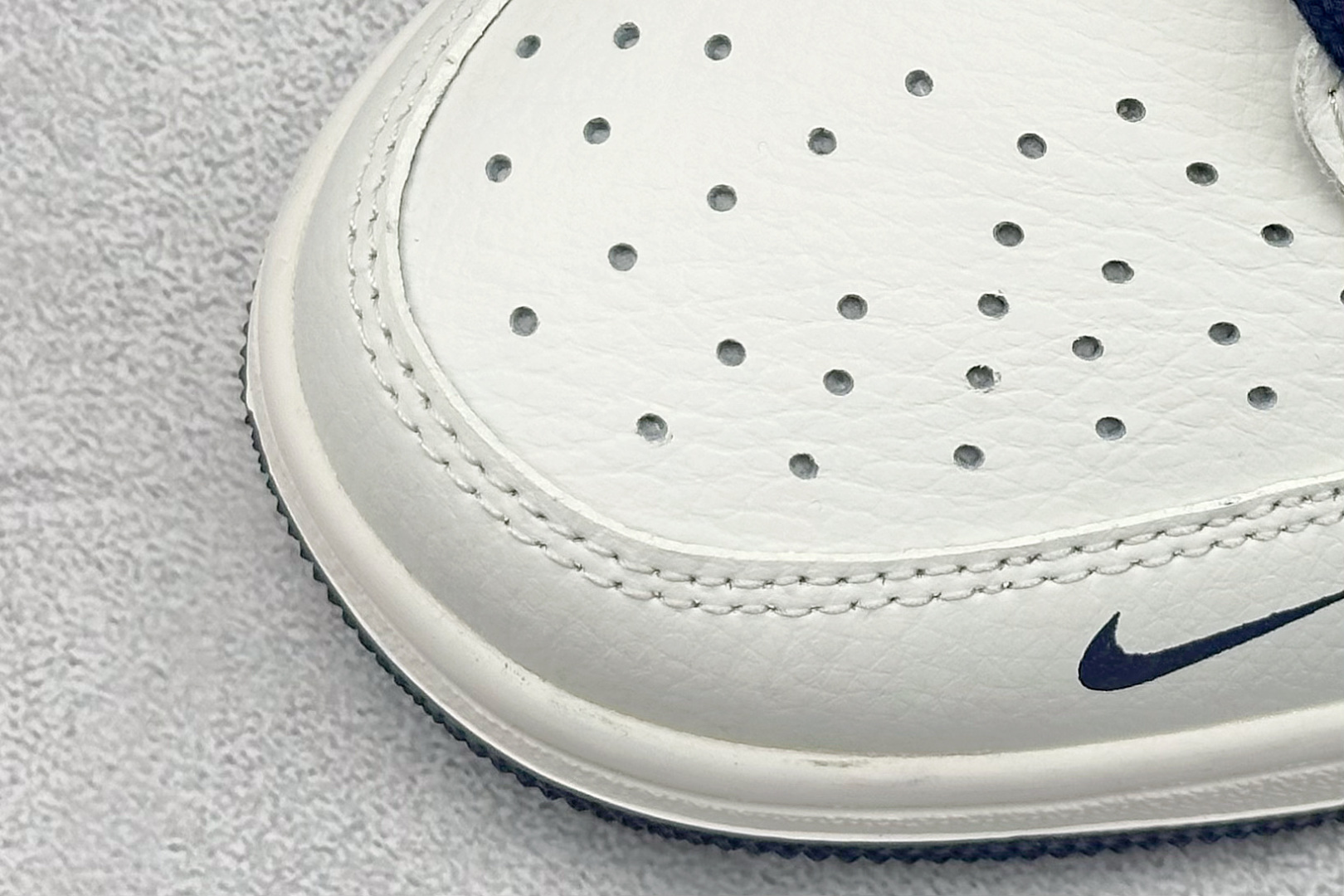 图片[7]-Travis Scott x Nike Air Jordan 1 Low x Superme Air Jordan 1 Low 反转白蓝小勾倒钩 纯原版本 全鞋采用原装头层皮，用料扎实 精雕细琢 鞋型极致还原 飞翼3D打印改良 深度立体 四线中底拉帮皮料选材 钢印 背胶一应俱全 全新批次 原装原模大底全鞋原厂定制皮料，手感细腻正确折边工艺 完美细节诠释 货号：JW1188 130 尺码：36 36.5 37.5 38 38.5 39 40 40.5 41 42 42.5 43 44 44.5 45-选品中心