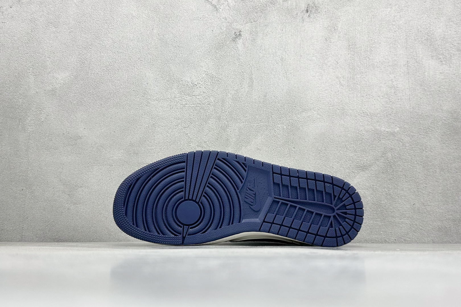 图片[4]-Travis Scott x Nike Air Jordan 1 Low x Superme Air Jordan 1 Low 反转白蓝小勾倒钩 纯原版本 全鞋采用原装头层皮，用料扎实 精雕细琢 鞋型极致还原 飞翼3D打印改良 深度立体 四线中底拉帮皮料选材 钢印 背胶一应俱全 全新批次 原装原模大底全鞋原厂定制皮料，手感细腻正确折边工艺 完美细节诠释 货号：JW1188 130 尺码：36 36.5 37.5 38 38.5 39 40 40.5 41 42 42.5 43 44 44.5 45-选品中心