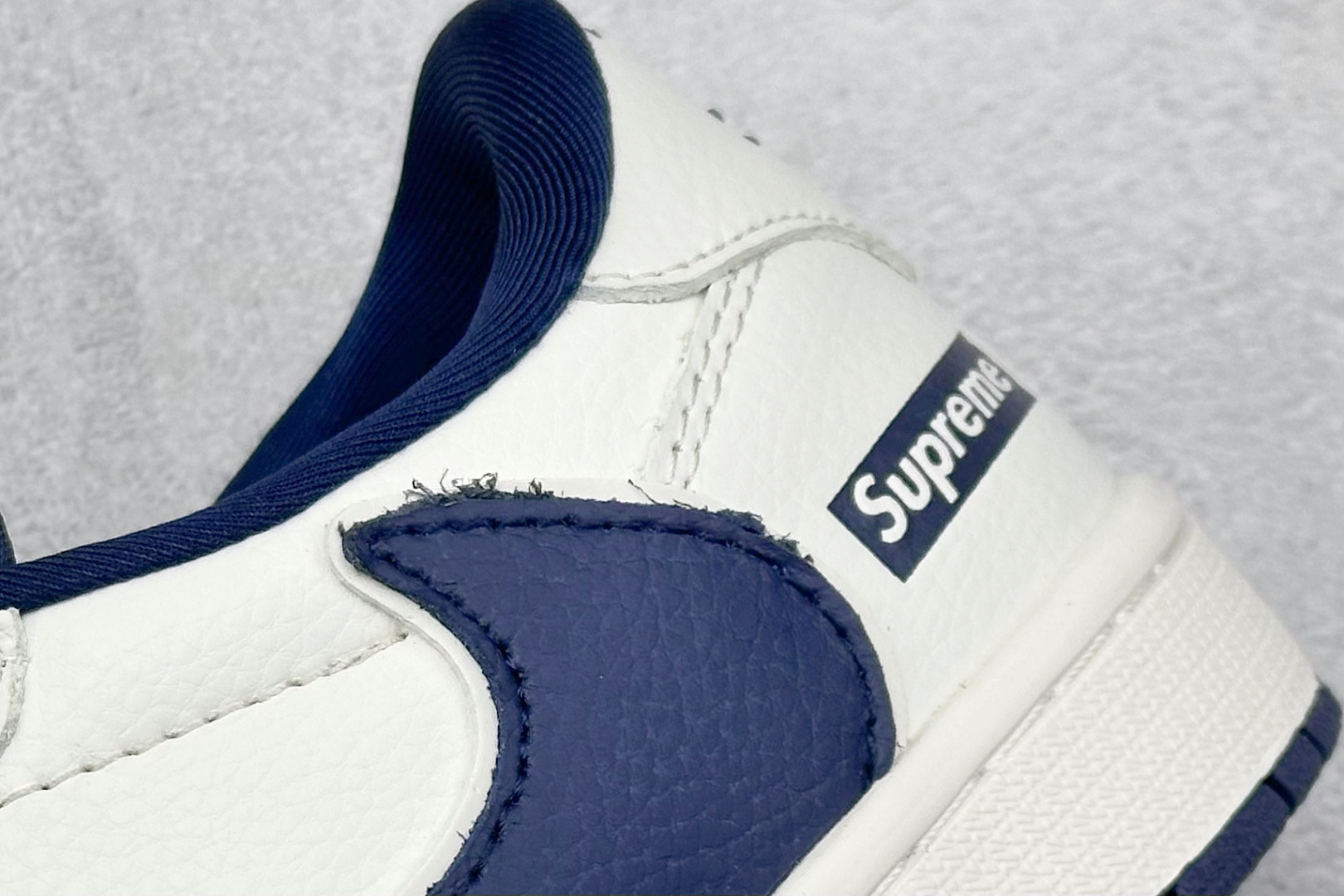 图片[9]-Travis Scott x Nike Air Jordan 1 Low x Superme Air Jordan 1 Low 反转白蓝小勾倒钩 纯原版本 全鞋采用原装头层皮，用料扎实 精雕细琢 鞋型极致还原 飞翼3D打印改良 深度立体 四线中底拉帮皮料选材 钢印 背胶一应俱全 全新批次 原装原模大底全鞋原厂定制皮料，手感细腻正确折边工艺 完美细节诠释 货号：JW1188 130 尺码：36 36.5 37.5 38 38.5 39 40 40.5 41 42 42.5 43 44 44.5 45-选品中心