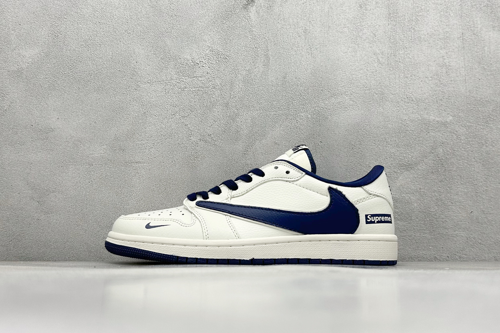 Travis Scott x Nike Air Jordan 1 Low x Superme Air Jordan 1 Low 反转白蓝小勾倒钩 纯原版本 全鞋采用原装头层皮，用料扎实 精雕细琢 鞋型极致还原 飞翼3D打印改良 深度立体 四线中底拉帮皮料选材 钢印 背胶一应俱全 全新批次 原装原模大底全鞋原厂定制皮料，手感细腻正确折边工艺 完美细节诠释 货号：JW1188 130 尺码：36 36.5 37.5 38 38.5 39 40 40.5 41 42 42.5 43 44 44.5 45-选品中心