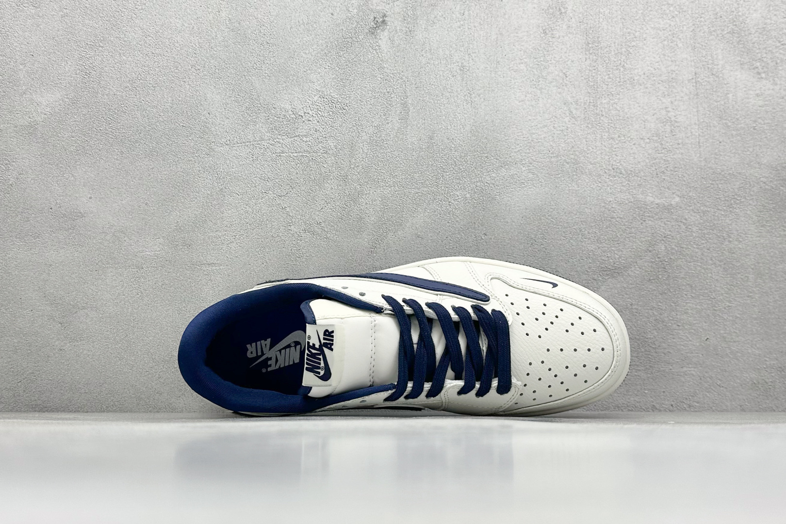 图片[3]-Travis Scott x Nike Air Jordan 1 Low x Superme Air Jordan 1 Low 反转白蓝小勾倒钩 纯原版本 全鞋采用原装头层皮，用料扎实 精雕细琢 鞋型极致还原 飞翼3D打印改良 深度立体 四线中底拉帮皮料选材 钢印 背胶一应俱全 全新批次 原装原模大底全鞋原厂定制皮料，手感细腻正确折边工艺 完美细节诠释 货号：JW1188 130 尺码：36 36.5 37.5 38 38.5 39 40 40.5 41 42 42.5 43 44 44.5 45-选品中心