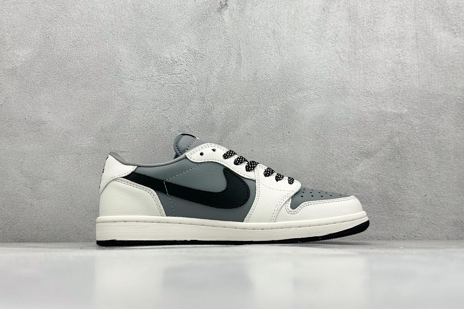 图片[2]-Travis Scott x Nike Air Jordan 1 Low x BAPE Air Jordan 1 Low 反转白灰黑满天星倒钩 纯原版本 全鞋采用原装头层皮，用料扎实 精雕细琢 鞋型极致还原 飞翼3D打印改良 深度立体 四线中底拉帮皮料选材 钢印 背胶一应俱全 全新批次 原装原模大底全鞋原厂定制皮料，手感细腻正确折边工艺 完美细节诠释 货号：JW1188 131 尺码：36 36.5 37.5 38 38.5 39 40 40.5 41 42 42.5 43 44 44.5 45-选品中心