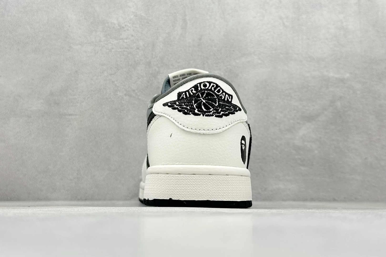 图片[6]-Travis Scott x Nike Air Jordan 1 Low x BAPE Air Jordan 1 Low 反转白灰黑满天星倒钩 纯原版本 全鞋采用原装头层皮，用料扎实 精雕细琢 鞋型极致还原 飞翼3D打印改良 深度立体 四线中底拉帮皮料选材 钢印 背胶一应俱全 全新批次 原装原模大底全鞋原厂定制皮料，手感细腻正确折边工艺 完美细节诠释 货号：JW1188 131 尺码：36 36.5 37.5 38 38.5 39 40 40.5 41 42 42.5 43 44 44.5 45-选品中心