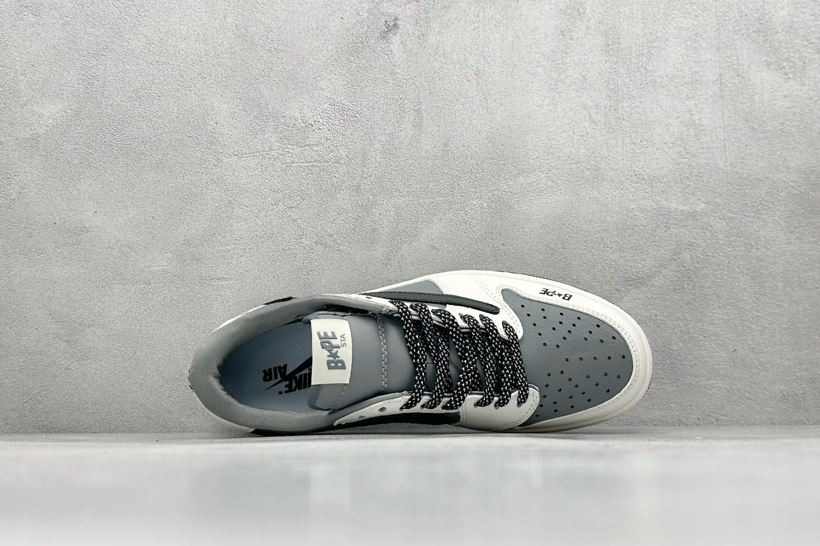 图片[3]-Travis Scott x Nike Air Jordan 1 Low x BAPE Air Jordan 1 Low 反转白灰黑满天星倒钩 纯原版本 全鞋采用原装头层皮，用料扎实 精雕细琢 鞋型极致还原 飞翼3D打印改良 深度立体 四线中底拉帮皮料选材 钢印 背胶一应俱全 全新批次 原装原模大底全鞋原厂定制皮料，手感细腻正确折边工艺 完美细节诠释 货号：JW1188 131 尺码：36 36.5 37.5 38 38.5 39 40 40.5 41 42 42.5 43 44 44.5 45-选品中心