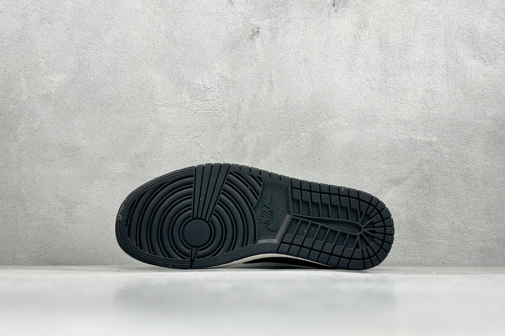 图片[4]-Travis Scott x Nike Air Jordan 1 Low x BAPE Air Jordan 1 Low 反转白灰黑满天星倒钩 纯原版本 全鞋采用原装头层皮，用料扎实 精雕细琢 鞋型极致还原 飞翼3D打印改良 深度立体 四线中底拉帮皮料选材 钢印 背胶一应俱全 全新批次 原装原模大底全鞋原厂定制皮料，手感细腻正确折边工艺 完美细节诠释 货号：JW1188 131 尺码：36 36.5 37.5 38 38.5 39 40 40.5 41 42 42.5 43 44 44.5 45-选品中心