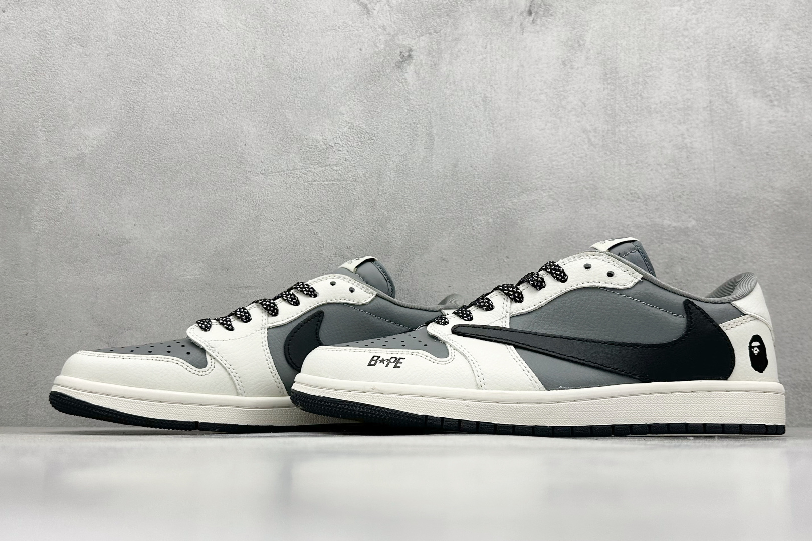 图片[5]-Travis Scott x Nike Air Jordan 1 Low x BAPE Air Jordan 1 Low 反转白灰黑满天星倒钩 纯原版本 全鞋采用原装头层皮，用料扎实 精雕细琢 鞋型极致还原 飞翼3D打印改良 深度立体 四线中底拉帮皮料选材 钢印 背胶一应俱全 全新批次 原装原模大底全鞋原厂定制皮料，手感细腻正确折边工艺 完美细节诠释 货号：JW1188 131 尺码：36 36.5 37.5 38 38.5 39 40 40.5 41 42 42.5 43 44 44.5 45-选品中心