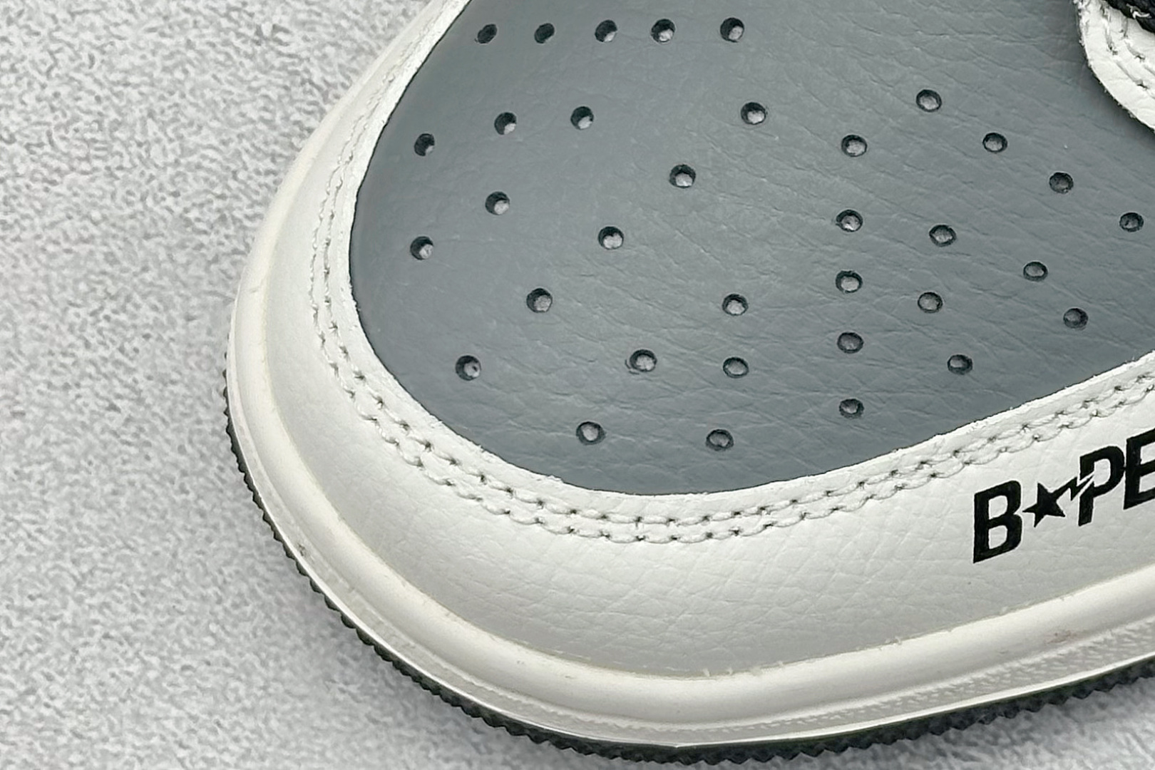 图片[7]-Travis Scott x Nike Air Jordan 1 Low x BAPE Air Jordan 1 Low 反转白灰黑满天星倒钩 纯原版本 全鞋采用原装头层皮，用料扎实 精雕细琢 鞋型极致还原 飞翼3D打印改良 深度立体 四线中底拉帮皮料选材 钢印 背胶一应俱全 全新批次 原装原模大底全鞋原厂定制皮料，手感细腻正确折边工艺 完美细节诠释 货号：JW1188 131 尺码：36 36.5 37.5 38 38.5 39 40 40.5 41 42 42.5 43 44 44.5 45-选品中心