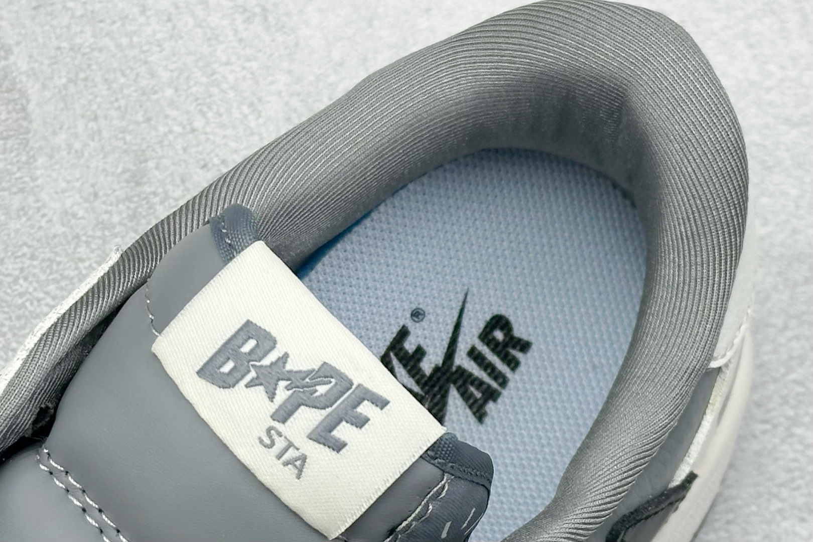 图片[8]-Travis Scott x Nike Air Jordan 1 Low x BAPE Air Jordan 1 Low 反转白灰黑满天星倒钩 纯原版本 全鞋采用原装头层皮，用料扎实 精雕细琢 鞋型极致还原 飞翼3D打印改良 深度立体 四线中底拉帮皮料选材 钢印 背胶一应俱全 全新批次 原装原模大底全鞋原厂定制皮料，手感细腻正确折边工艺 完美细节诠释 货号：JW1188 131 尺码：36 36.5 37.5 38 38.5 39 40 40.5 41 42 42.5 43 44 44.5 45-选品中心