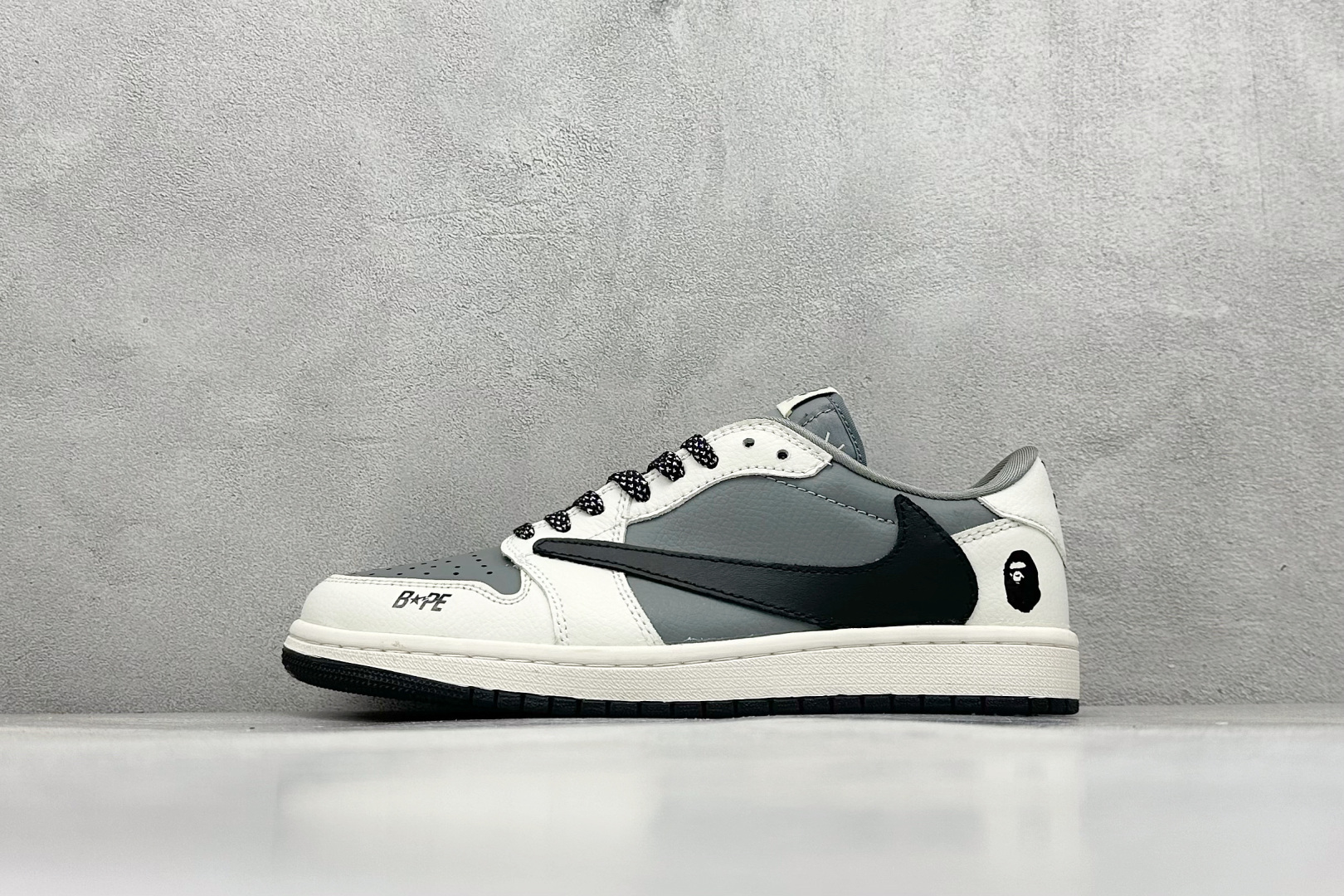 Travis Scott x Nike Air Jordan 1 Low x BAPE Air Jordan 1 Low 反转白灰黑满天星倒钩 纯原版本 全鞋采用原装头层皮，用料扎实 精雕细琢 鞋型极致还原 飞翼3D打印改良 深度立体 四线中底拉帮皮料选材 钢印 背胶一应俱全 全新批次 原装原模大底全鞋原厂定制皮料，手感细腻正确折边工艺 完美细节诠释 货号：JW1188 131 尺码：36 36.5 37.5 38 38.5 39 40 40.5 41 42 42.5 43 44 44.5 45-选品中心