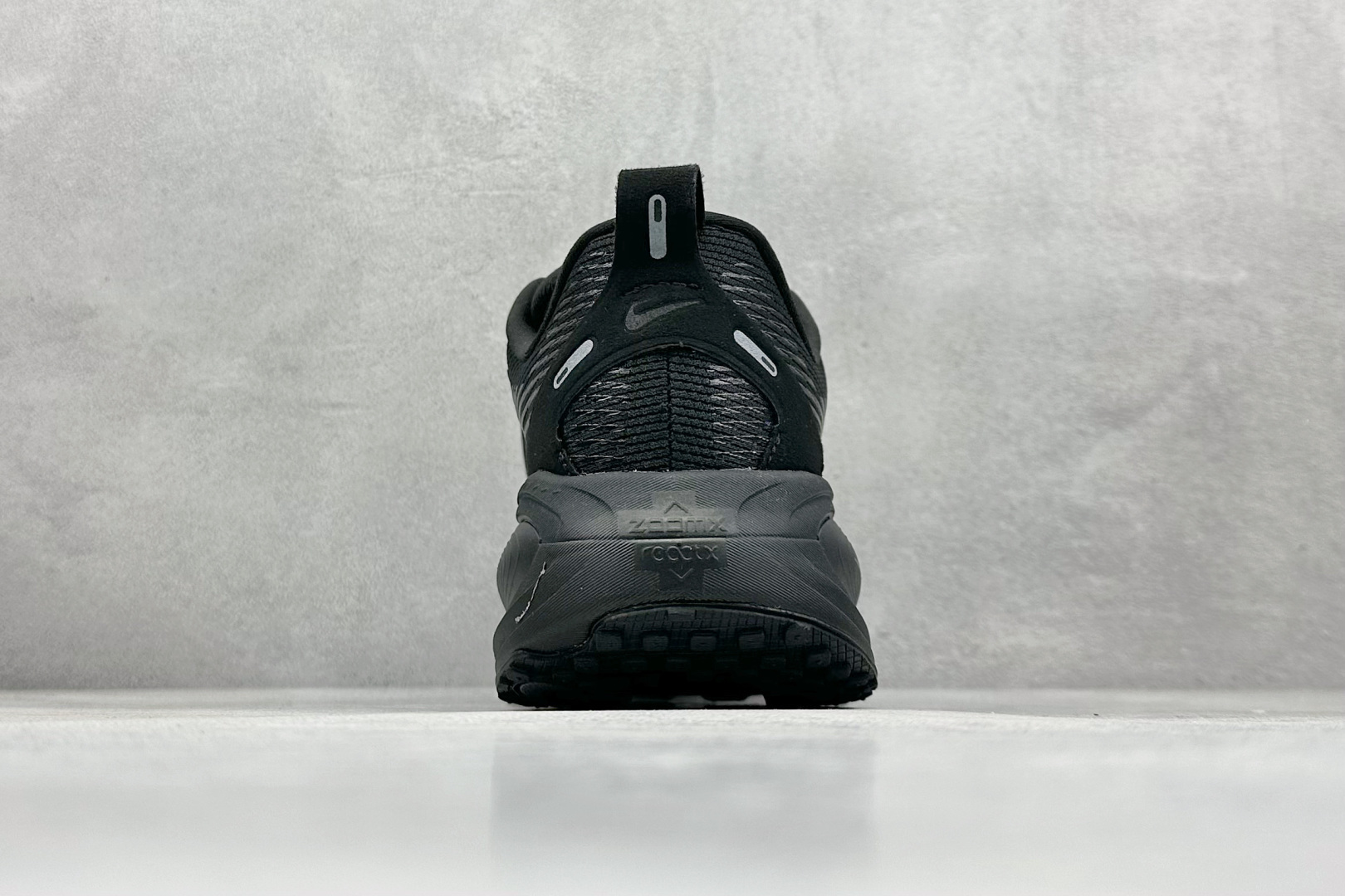 图片[6]-K NK Zoom VOMERO 18 轻量跑鞋 耐克网透面气 训跑练步鞋 外贸专供订单 原厂折返国内销售 国外专柜标准数据开发 拥有 Zoom Air 一如既往的稳定感和流畅感 鞋面采用工程网眼设计 为特定高热区域营造出色透气性 进一步增加鞋面的穿孔数量 让足部能够快速散热 中足搭配 Flywire 飞线 在高速运动时营造舒适稳定的贴合感 内置Zoon气垫加持 动力十足 ！ 货号：HM6803-005 尺码：36-45-选品中心