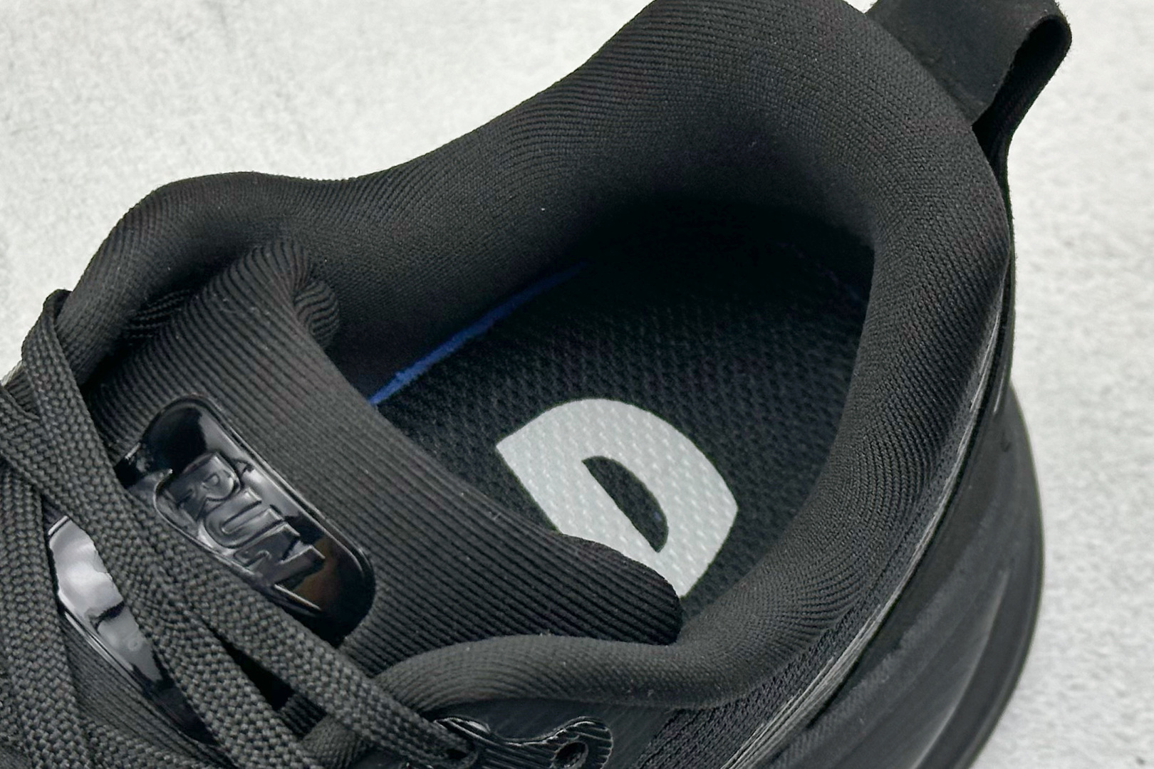 图片[8]-K NK Zoom VOMERO 18 轻量跑鞋 耐克网透面气 训跑练步鞋 外贸专供订单 原厂折返国内销售 国外专柜标准数据开发 拥有 Zoom Air 一如既往的稳定感和流畅感 鞋面采用工程网眼设计 为特定高热区域营造出色透气性 进一步增加鞋面的穿孔数量 让足部能够快速散热 中足搭配 Flywire 飞线 在高速运动时营造舒适稳定的贴合感 内置Zoon气垫加持 动力十足 ！ 货号：HM6803-005 尺码：36-45-选品中心