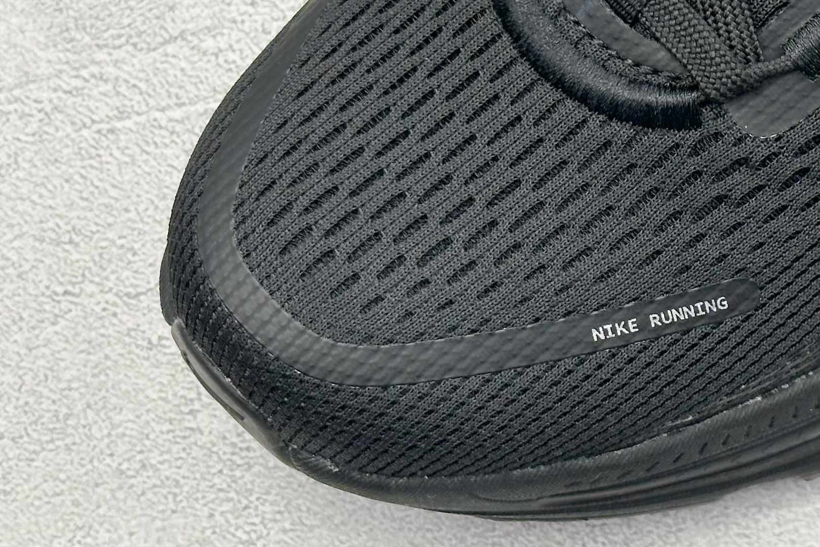 图片[7]-K NK Zoom VOMERO 18 轻量跑鞋 耐克网透面气 训跑练步鞋 外贸专供订单 原厂折返国内销售 国外专柜标准数据开发 拥有 Zoom Air 一如既往的稳定感和流畅感 鞋面采用工程网眼设计 为特定高热区域营造出色透气性 进一步增加鞋面的穿孔数量 让足部能够快速散热 中足搭配 Flywire 飞线 在高速运动时营造舒适稳定的贴合感 内置Zoon气垫加持 动力十足 ！ 货号：HM6803-005 尺码：36-45-选品中心