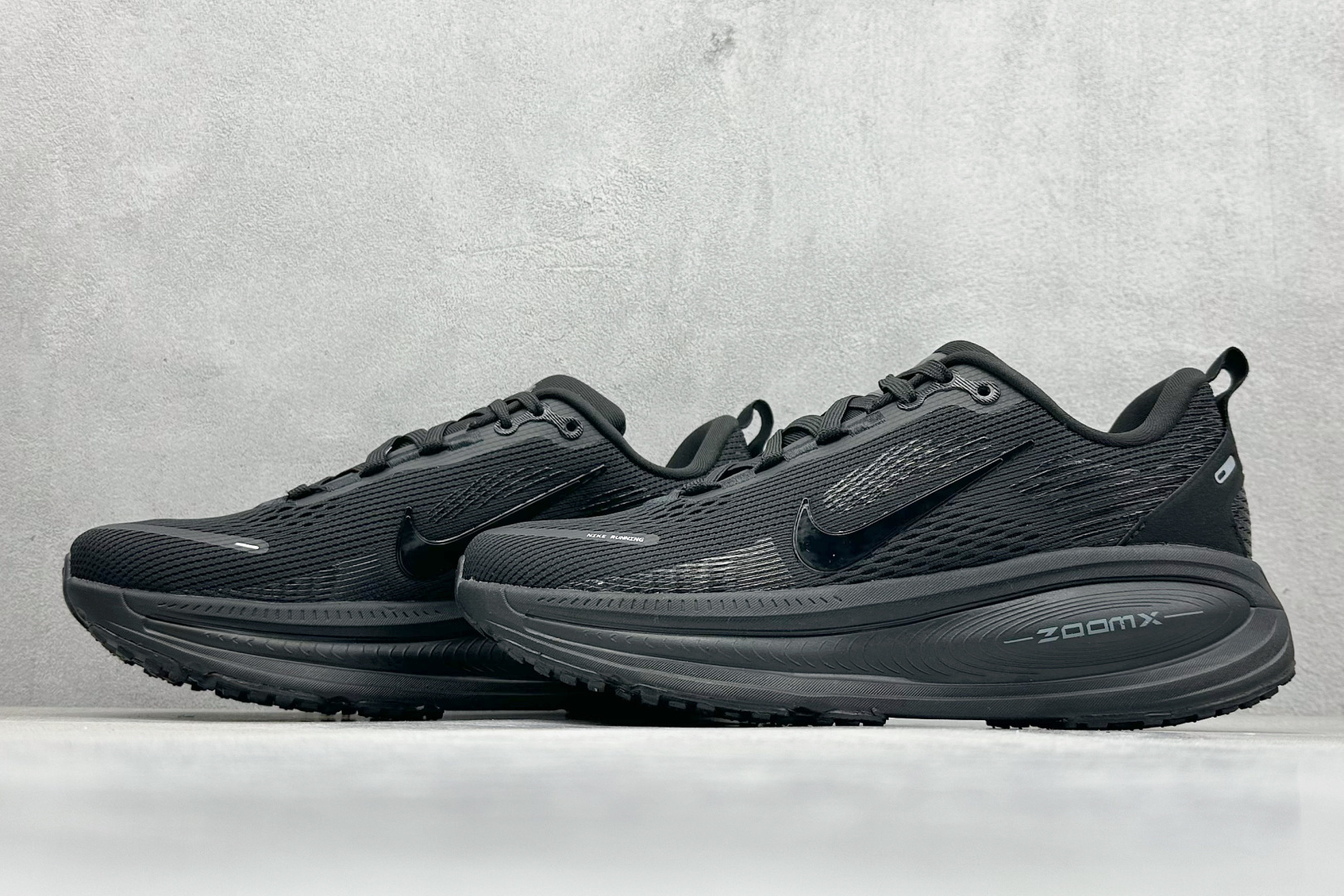 图片[5]-K NK Zoom VOMERO 18 轻量跑鞋 耐克网透面气 训跑练步鞋 外贸专供订单 原厂折返国内销售 国外专柜标准数据开发 拥有 Zoom Air 一如既往的稳定感和流畅感 鞋面采用工程网眼设计 为特定高热区域营造出色透气性 进一步增加鞋面的穿孔数量 让足部能够快速散热 中足搭配 Flywire 飞线 在高速运动时营造舒适稳定的贴合感 内置Zoon气垫加持 动力十足 ！ 货号：HM6803-005 尺码：36-45-选品中心