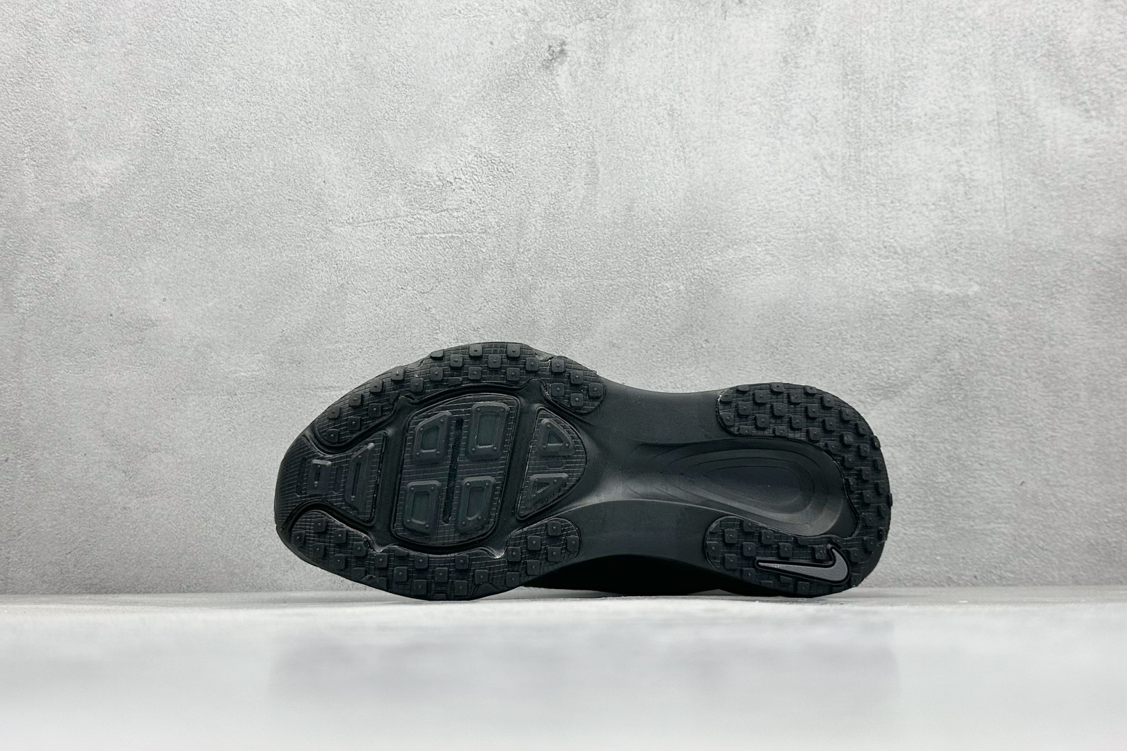 图片[4]-K NK Zoom VOMERO 18 轻量跑鞋 耐克网透面气 训跑练步鞋 外贸专供订单 原厂折返国内销售 国外专柜标准数据开发 拥有 Zoom Air 一如既往的稳定感和流畅感 鞋面采用工程网眼设计 为特定高热区域营造出色透气性 进一步增加鞋面的穿孔数量 让足部能够快速散热 中足搭配 Flywire 飞线 在高速运动时营造舒适稳定的贴合感 内置Zoon气垫加持 动力十足 ！ 货号：HM6803-005 尺码：36-45-选品中心