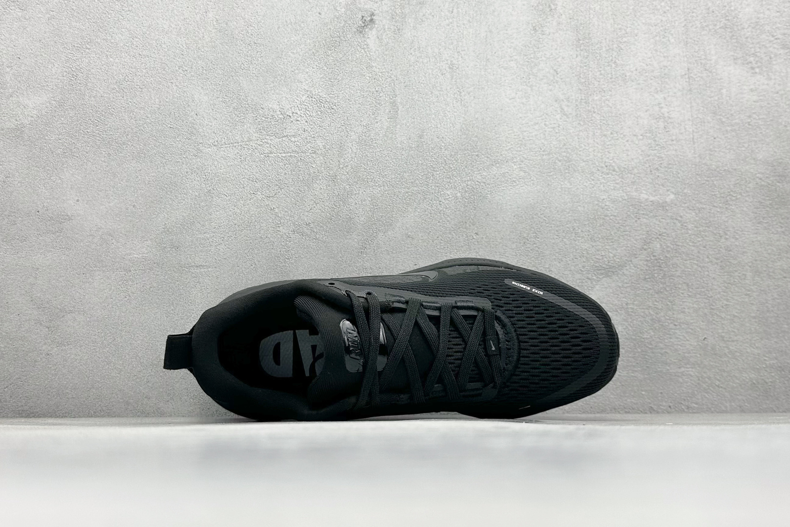 图片[3]-K NK Zoom VOMERO 18 轻量跑鞋 耐克网透面气 训跑练步鞋 外贸专供订单 原厂折返国内销售 国外专柜标准数据开发 拥有 Zoom Air 一如既往的稳定感和流畅感 鞋面采用工程网眼设计 为特定高热区域营造出色透气性 进一步增加鞋面的穿孔数量 让足部能够快速散热 中足搭配 Flywire 飞线 在高速运动时营造舒适稳定的贴合感 内置Zoon气垫加持 动力十足 ！ 货号：HM6803-005 尺码：36-45-选品中心