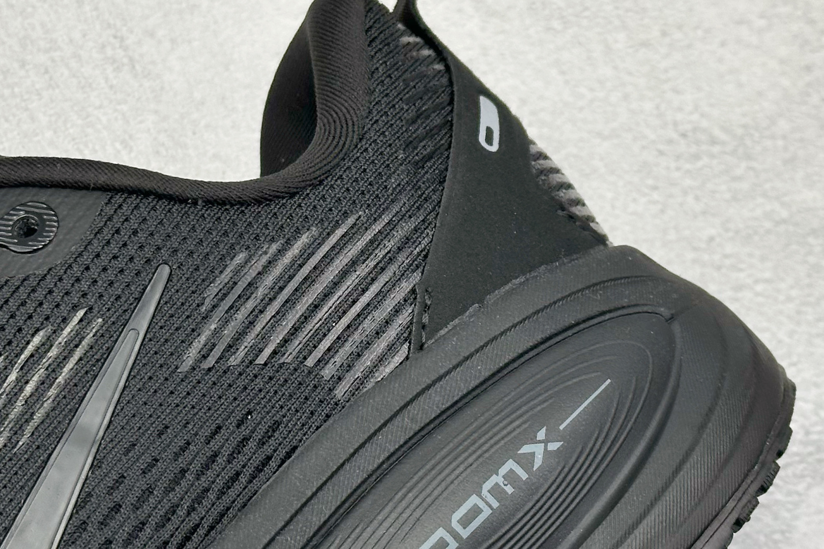 图片[9]-K NK Zoom VOMERO 18 轻量跑鞋 耐克网透面气 训跑练步鞋 外贸专供订单 原厂折返国内销售 国外专柜标准数据开发 拥有 Zoom Air 一如既往的稳定感和流畅感 鞋面采用工程网眼设计 为特定高热区域营造出色透气性 进一步增加鞋面的穿孔数量 让足部能够快速散热 中足搭配 Flywire 飞线 在高速运动时营造舒适稳定的贴合感 内置Zoon气垫加持 动力十足 ！ 货号：HM6803-005 尺码：36-45-选品中心