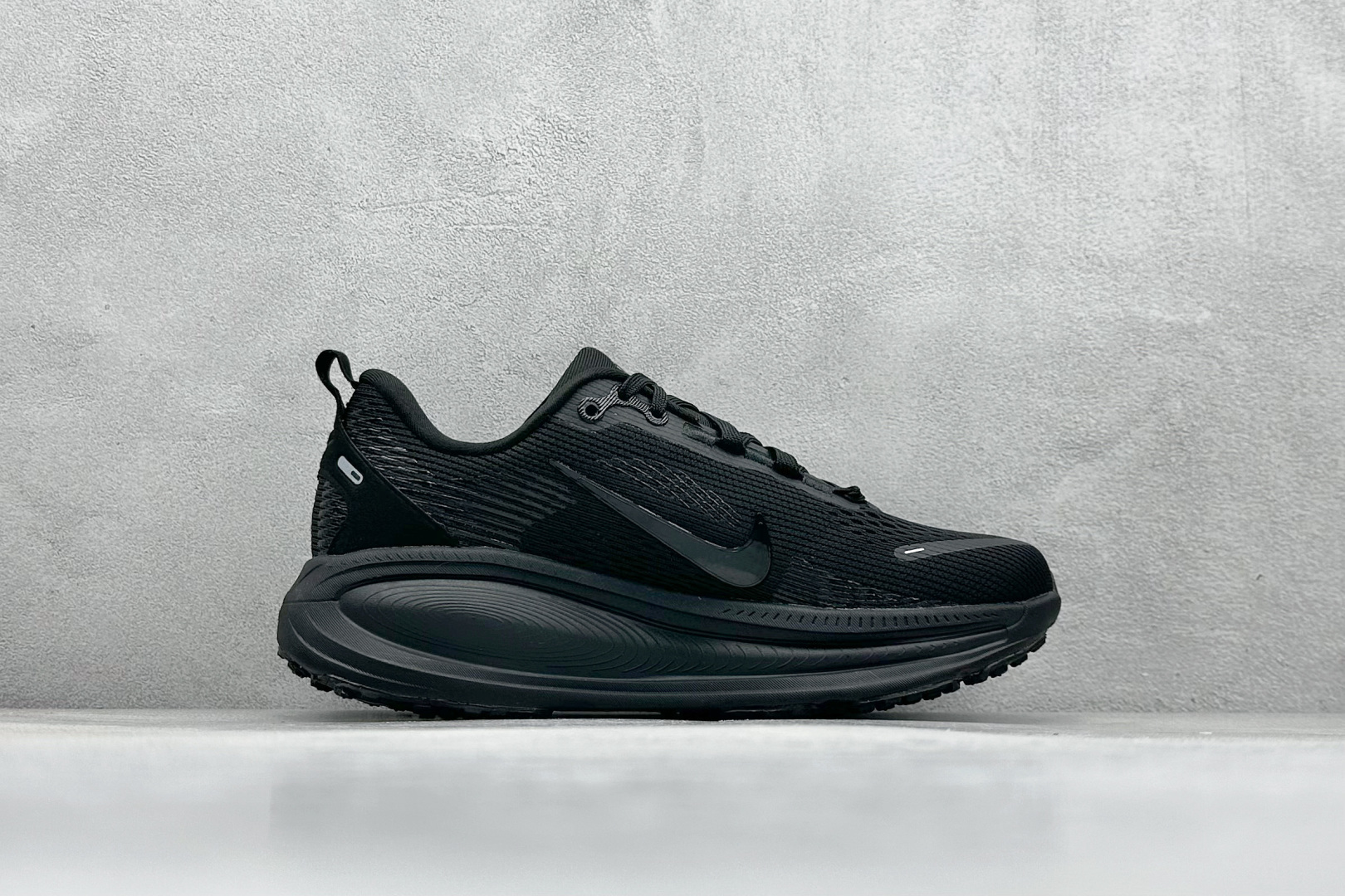 图片[2]-K NK Zoom VOMERO 18 轻量跑鞋 耐克网透面气 训跑练步鞋 外贸专供订单 原厂折返国内销售 国外专柜标准数据开发 拥有 Zoom Air 一如既往的稳定感和流畅感 鞋面采用工程网眼设计 为特定高热区域营造出色透气性 进一步增加鞋面的穿孔数量 让足部能够快速散热 中足搭配 Flywire 飞线 在高速运动时营造舒适稳定的贴合感 内置Zoon气垫加持 动力十足 ！ 货号：HM6803-005 尺码：36-45-选品中心