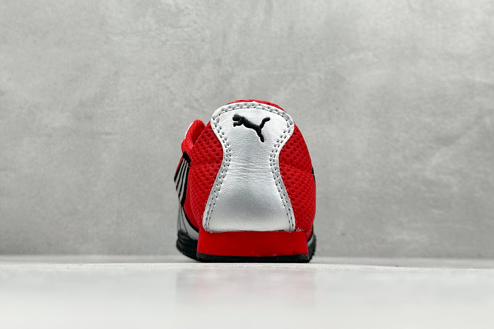 图片[6]-XS版彪马Puma H-Street 低帮专业越野德训鞋 PUMA H-STREET的设计巧妙融合了经典与创新 透气网面鞋身是对复古运动美学的致敬 它不仅延续了PUMA一贯的运动基因 更保证了穿着时的舒适度与透气性 让双脚在夏日也能自由“呼吸” 经典的鞋型设计 带着岁月沉淀的韵味 货号： 403692-03-选品中心