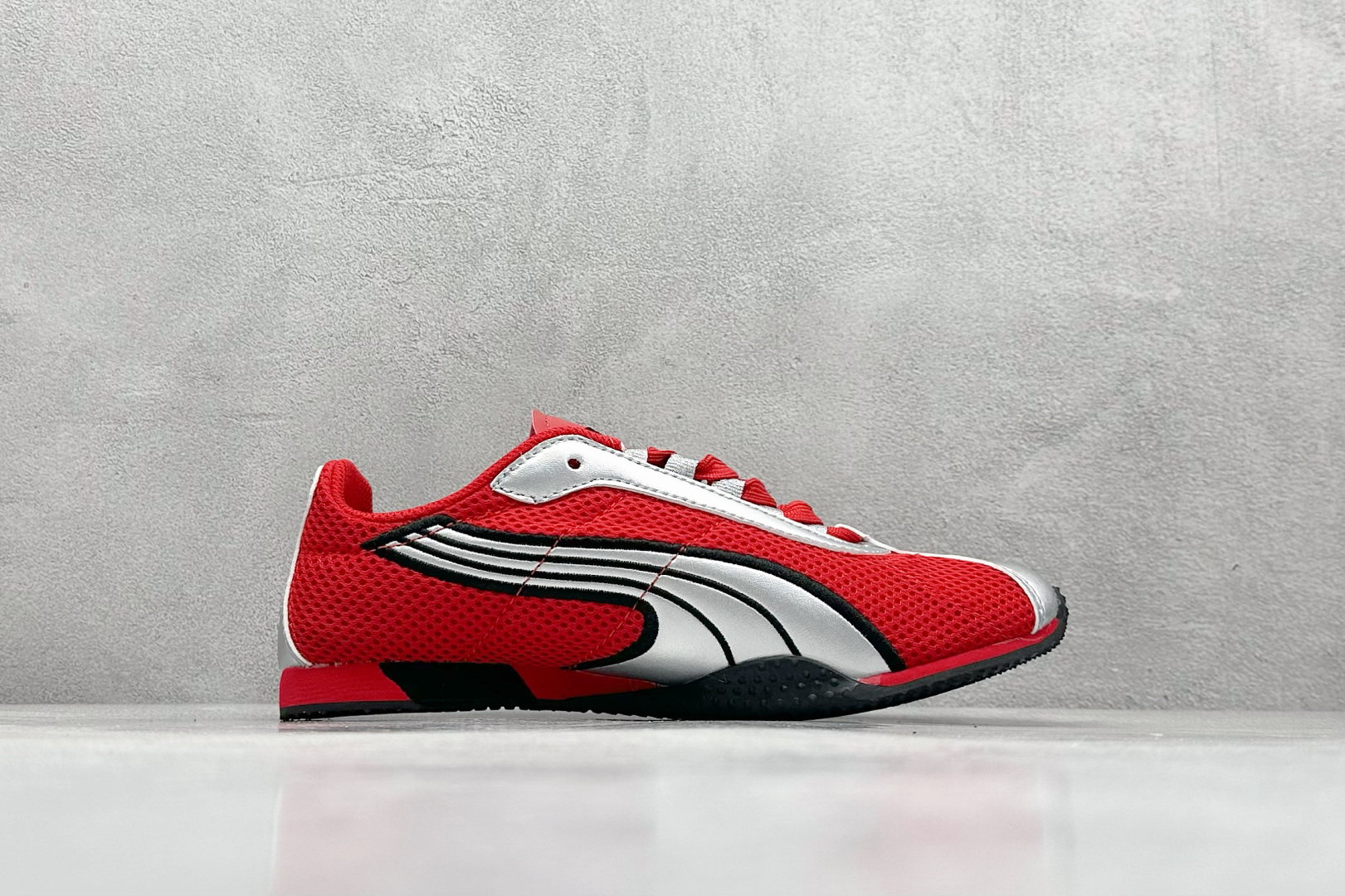 图片[2]-XS版彪马Puma H-Street 低帮专业越野德训鞋 PUMA H-STREET的设计巧妙融合了经典与创新 透气网面鞋身是对复古运动美学的致敬 它不仅延续了PUMA一贯的运动基因 更保证了穿着时的舒适度与透气性 让双脚在夏日也能自由“呼吸” 经典的鞋型设计 带着岁月沉淀的韵味 货号： 403692-03-选品中心