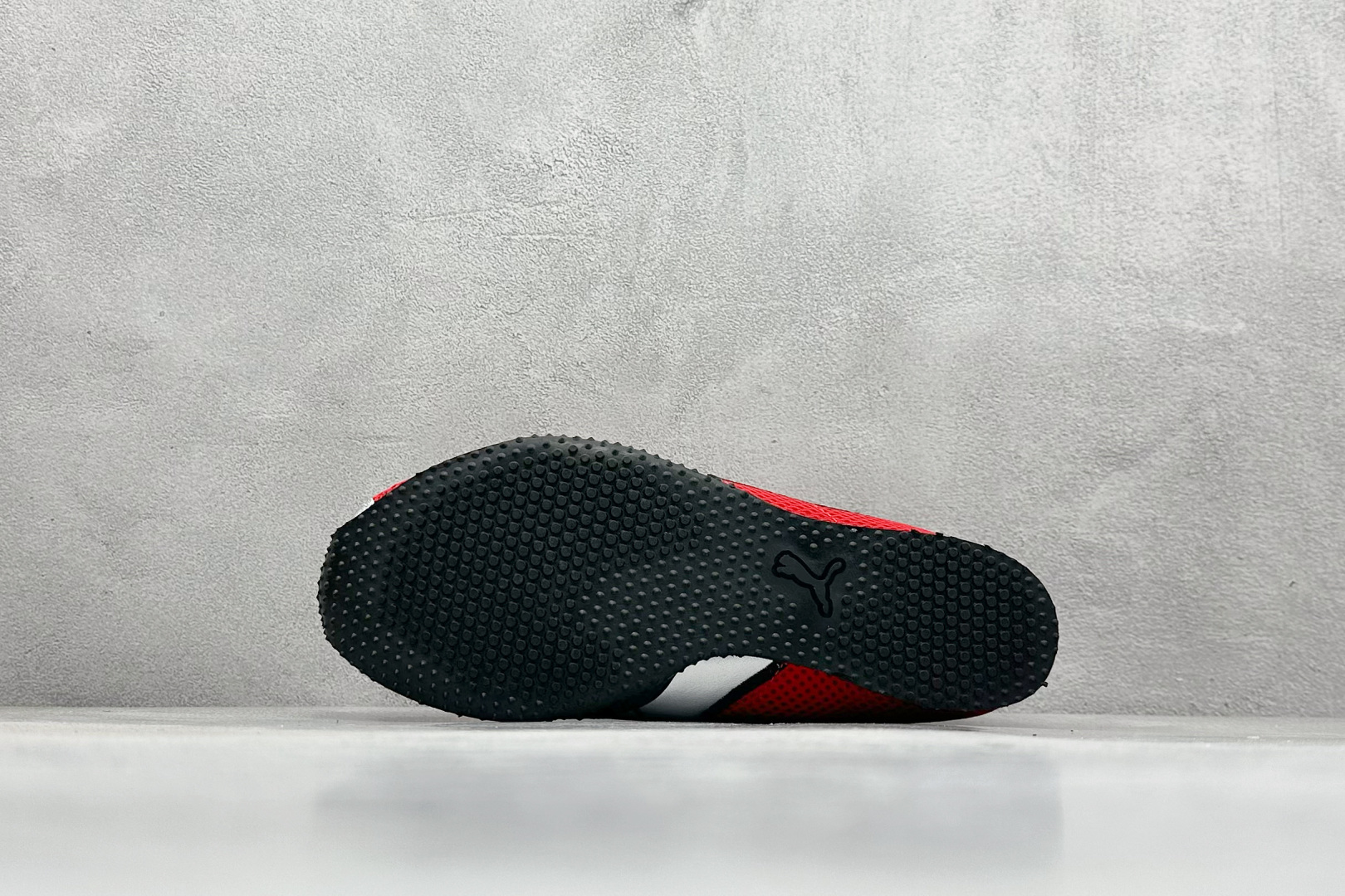 图片[4]-XS版彪马Puma H-Street 低帮专业越野德训鞋 PUMA H-STREET的设计巧妙融合了经典与创新 透气网面鞋身是对复古运动美学的致敬 它不仅延续了PUMA一贯的运动基因 更保证了穿着时的舒适度与透气性 让双脚在夏日也能自由“呼吸” 经典的鞋型设计 带着岁月沉淀的韵味 货号： 403692-03-选品中心