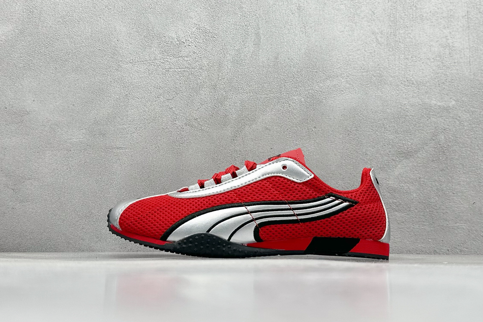 XS版彪马Puma H-Street 低帮专业越野德训鞋 PUMA H-STREET的设计巧妙融合了经典与创新 透气网面鞋身是对复古运动美学的致敬 它不仅延续了PUMA一贯的运动基因 更保证了穿着时的舒适度与透气性 让双脚在夏日也能自由“呼吸” 经典的鞋型设计 带着岁月沉淀的韵味 货号: 403692-03-选品中心